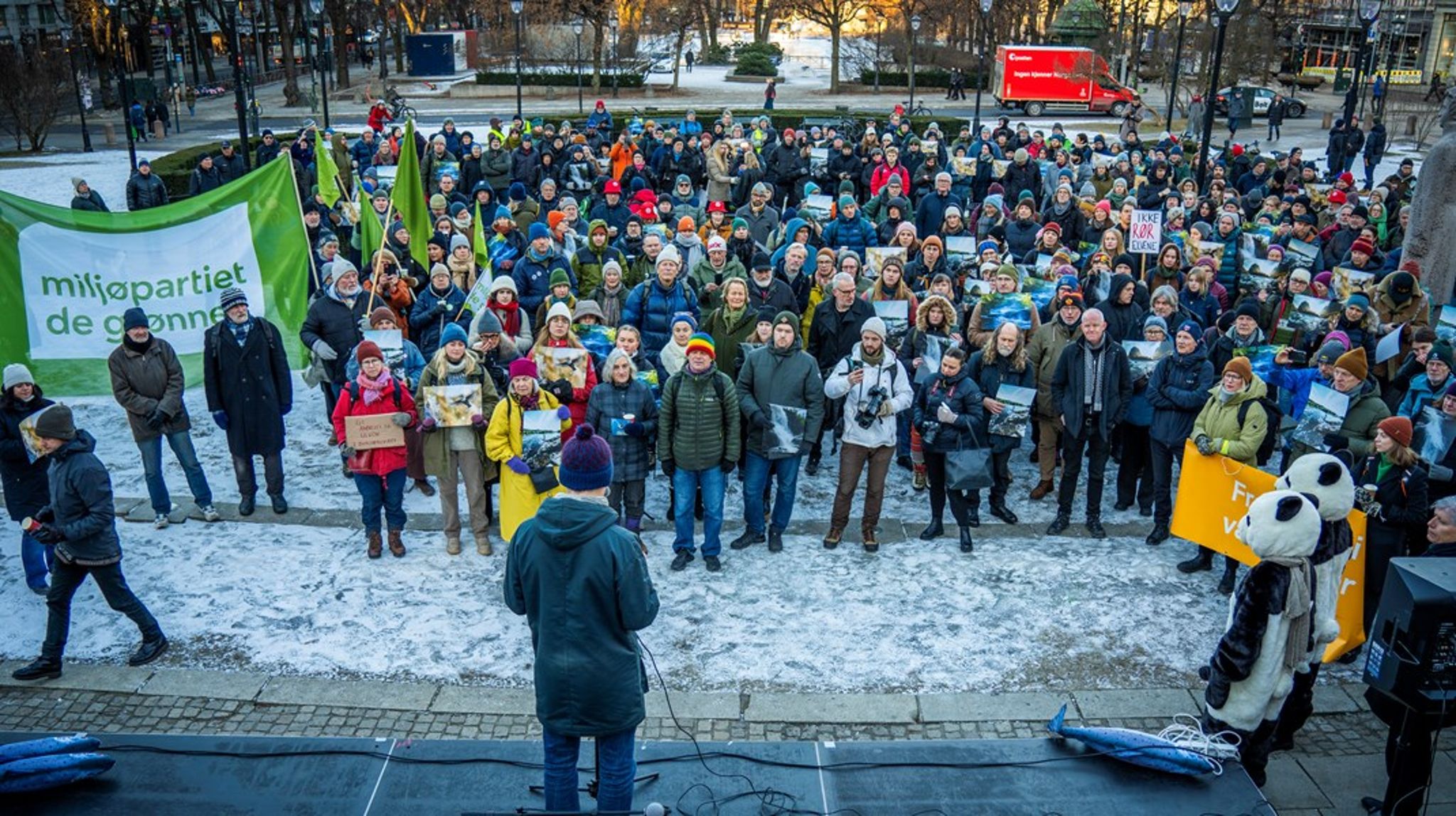 Det ble markert motstand mot et forslag som vil åpne for kraftutbygging i vernede vassdrag utenfor Stortinget tirsdag. Torsdag ble forslaget stemt gjennom.