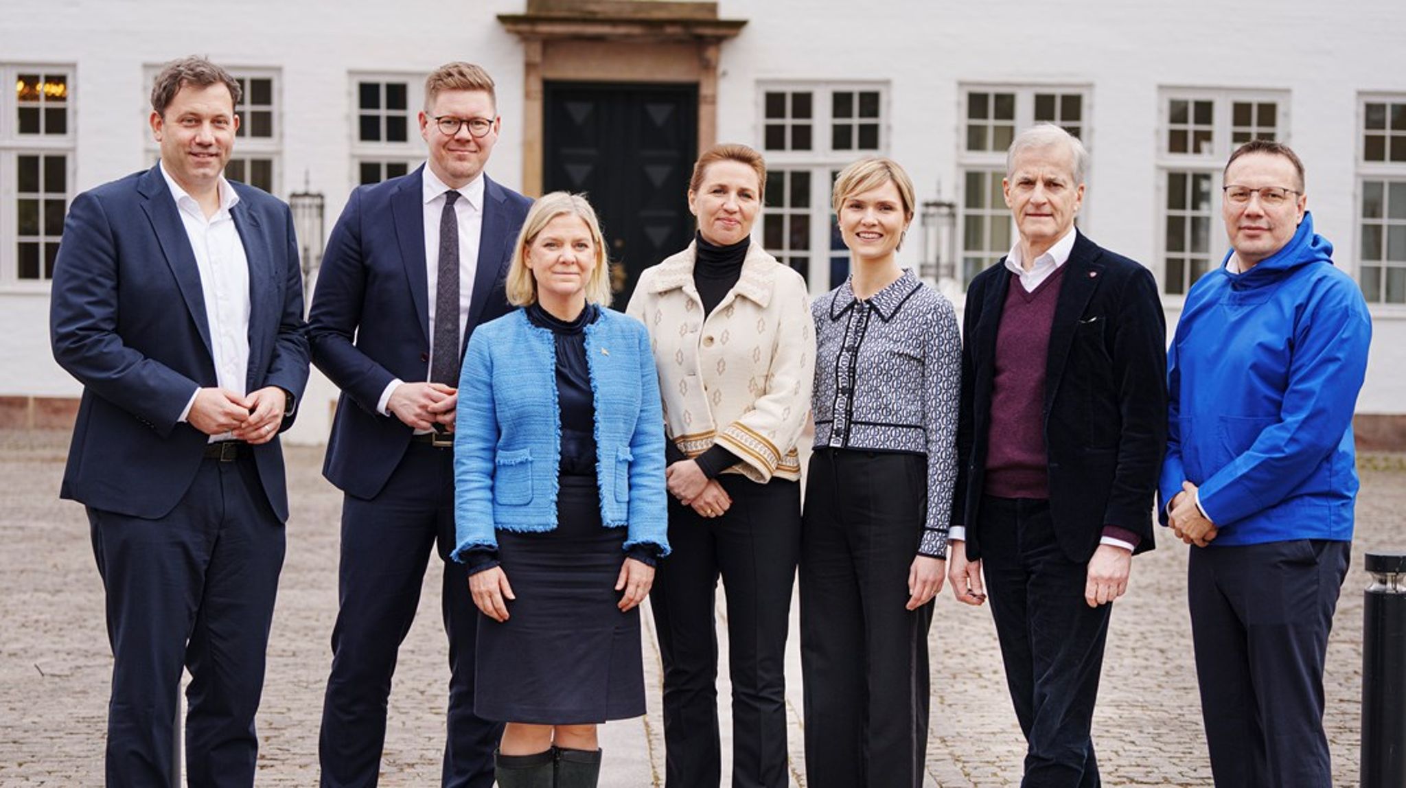 SAMAK: Lederne for de sosialdemokratiske partiene sist gang de møttes på SAMAK-møte, i Danmark i februar i fjor. Fra venstre: Statsminister Aksel V. Johannesen fra Færøyene, Antti Lindtman fra Finland, Magdalena Andersson fra Sverige, Statsminister Mette Frederiksen fra Danmark, statsminister Kristrún Frostadóttir fra Island, statsminister Jonas Gahr Støre fra Norge, og Erik Jensen fra Grønland.
