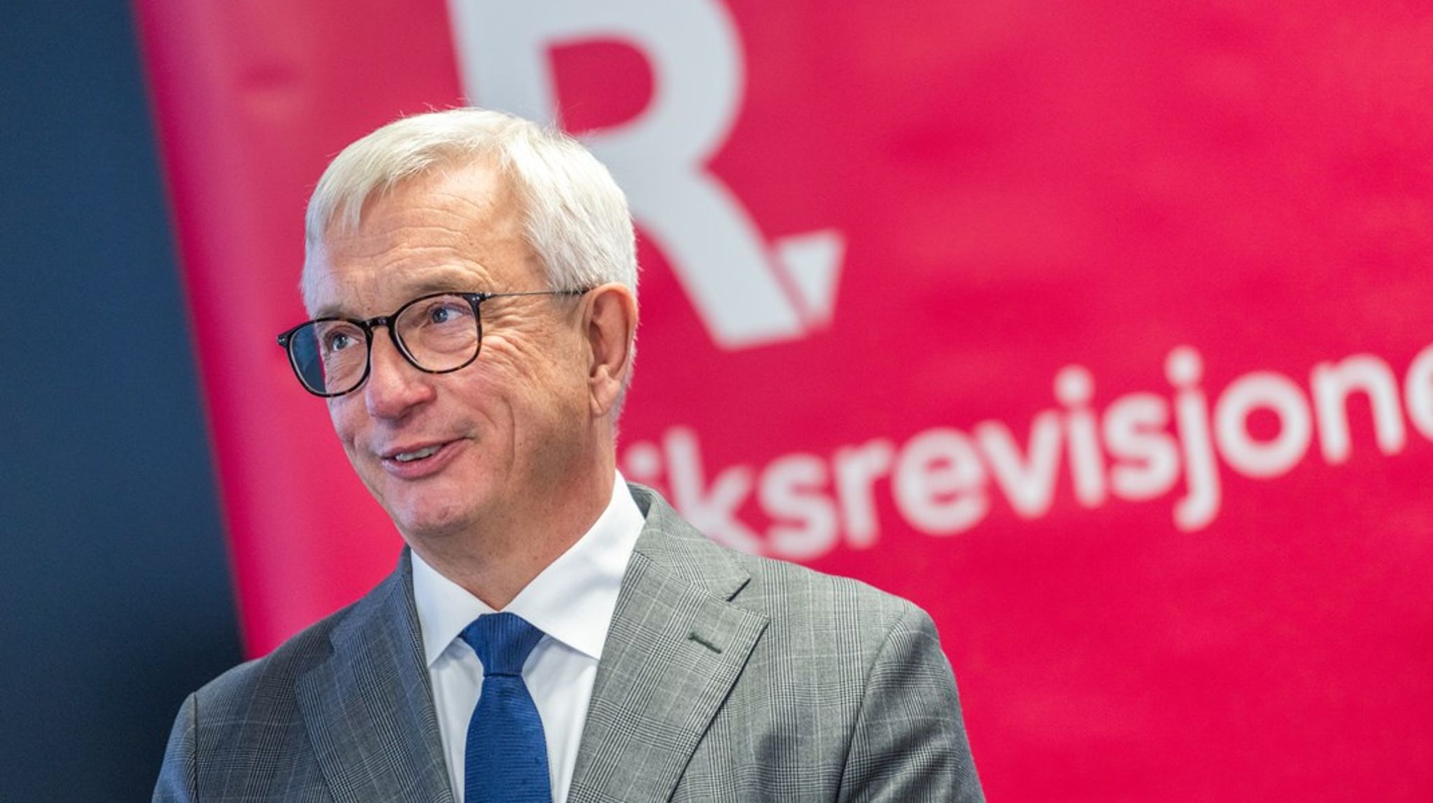 Riksrevisjonen legger frrem sin undersøkelse av myndighetenes arbeid med å sikre tilstrekkelig kapasitet i strømnettet denne uken. Avbildet er riksrevisor Karl Eirik Schjøtt-Pedersen.<br>