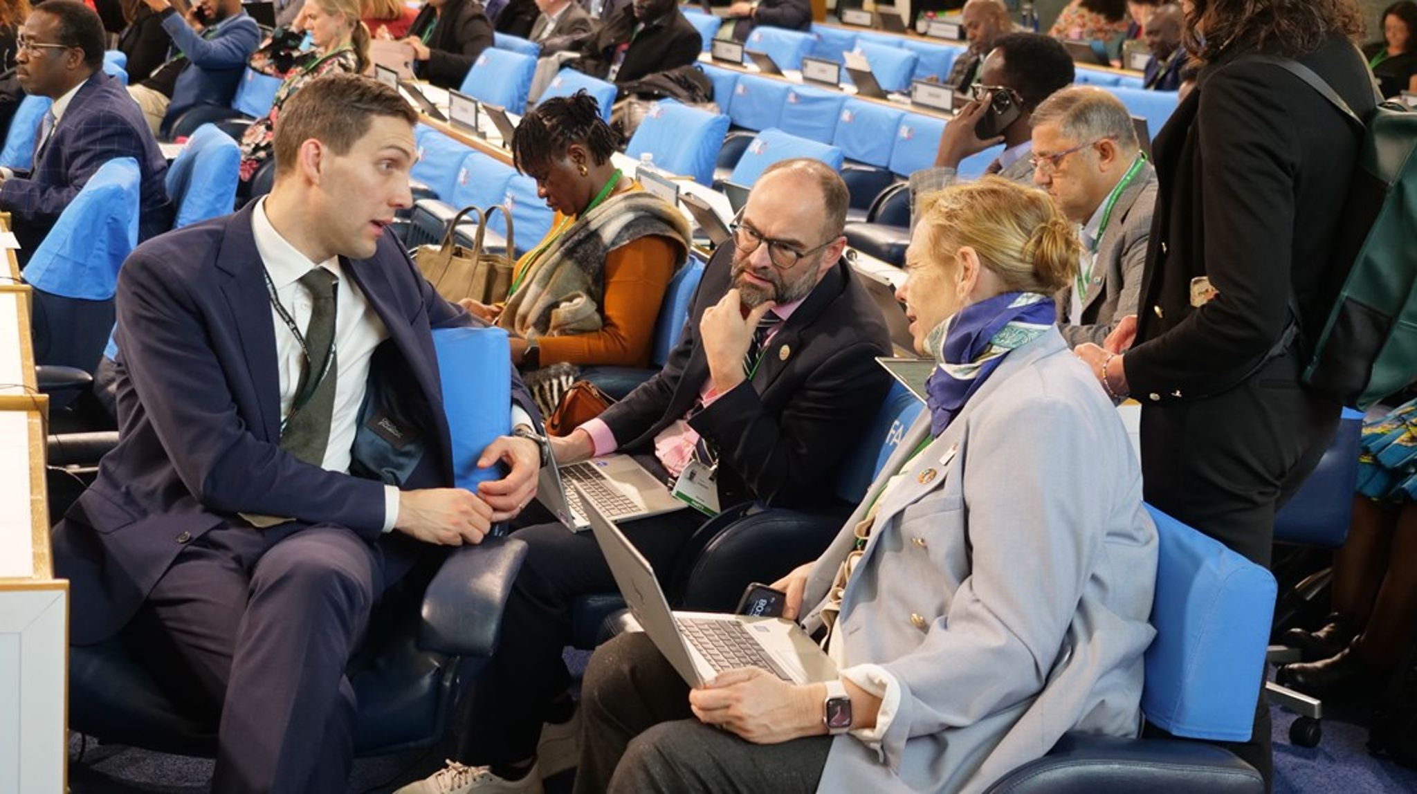 Klima- og miljødepartementet leter etter en ny nestleder til Norges forhandlingsdelegasjon for natur. Her under naturforhandlingene i Roma for noen uker siden, hvor klima- og miljøminister Andreas Bjelland Eriksen snakker med noen av Norges forhandlere.