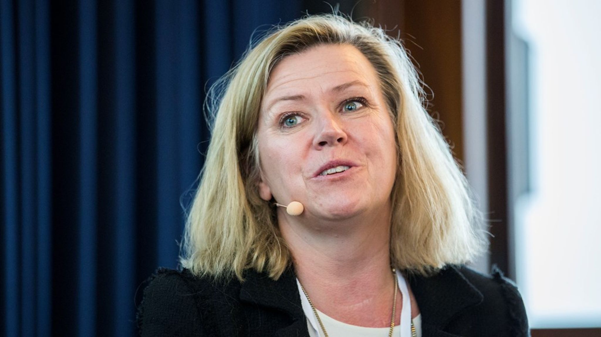 Tone Tveøy Strøm-Gundersen sier de hadde god nok informasjon i mai til å håndtere saken som omhandler ektemannen til gravesjefen og hans kommentarer om Hadia Tajik.&nbsp;