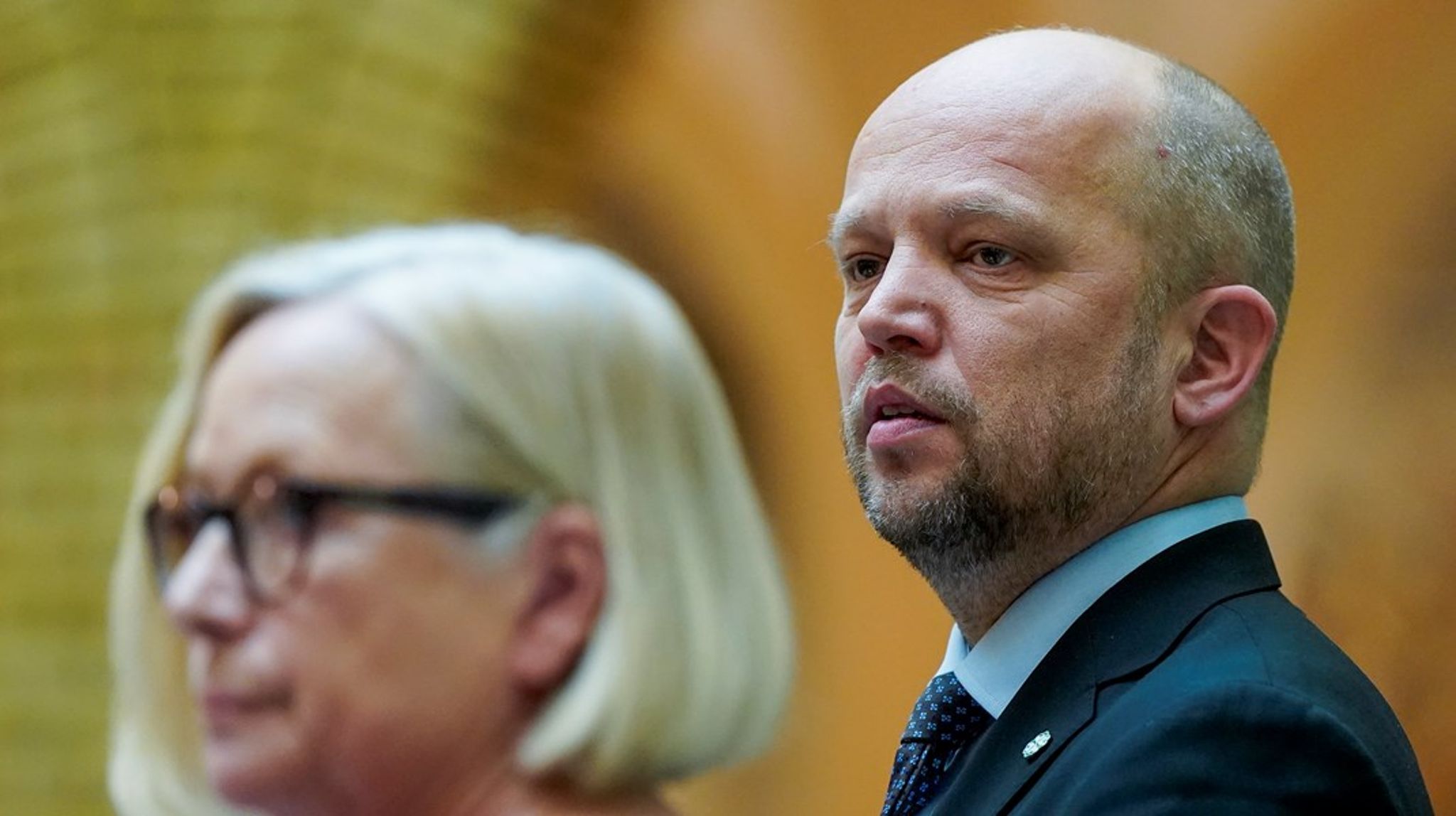 Trygve Slagsvold Vedum gikk ut av regjering på grunn av implementering av flere rettsakter fra fjerde energimarkedspakke. Han får ikke flertall i Stortinget for et nei til hele pakken.