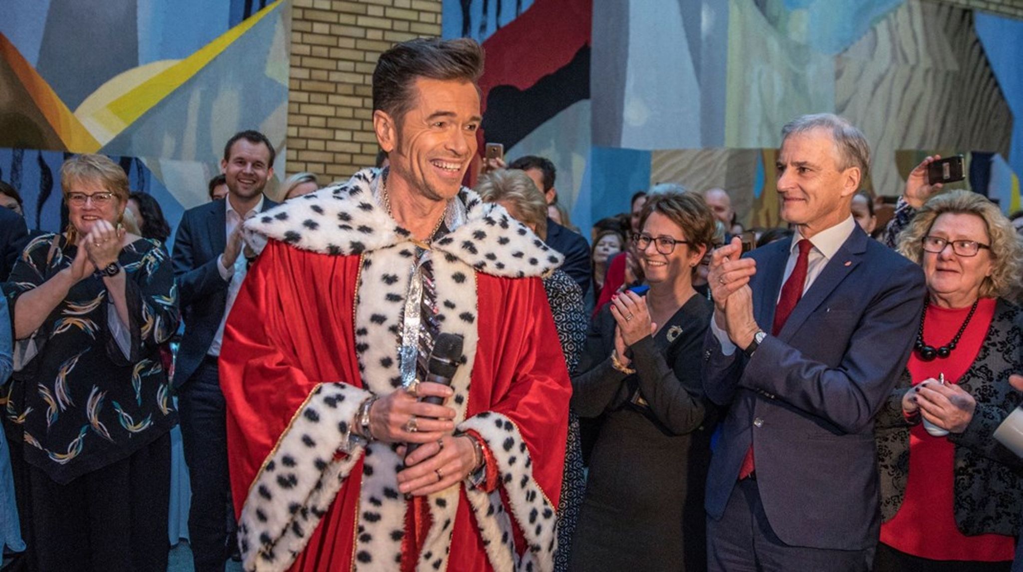 På grunn av koronapandemien har ikke Stortinget kunnet arrangere den tradisjonelle julelunsjen i vandrehallen siden 2019. Den gangen var det samfunnsdebattant og easy listening-legende Jens Pikenes (Kjetil Rolness) som underholdt blant andre Jonas Gahr Støre.