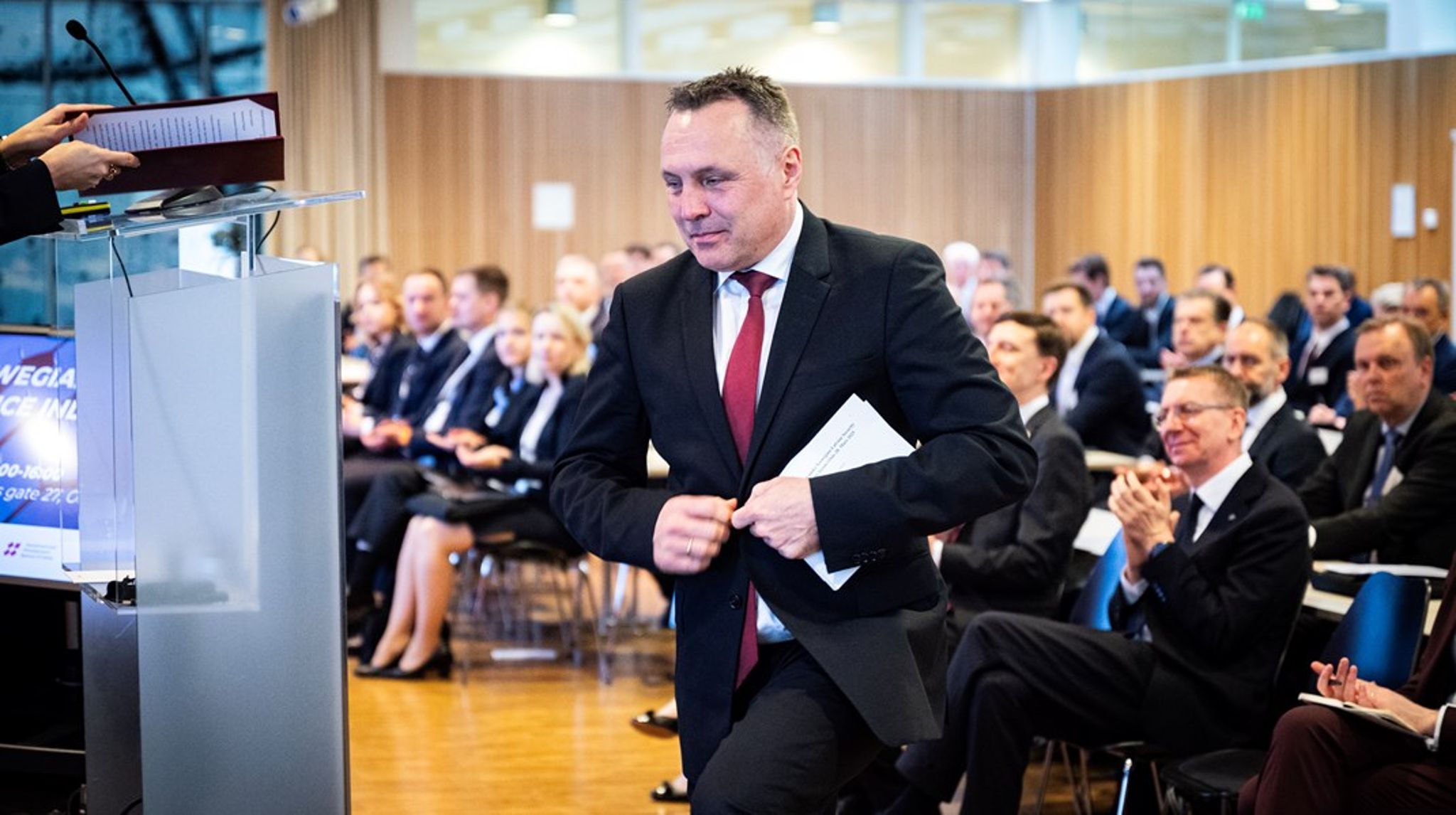 Forsvarsminister Tore O. Sandvik (Ap) avviser at fregattanskaffelsen har blitt forsinket av statsrådsskiftet i februar.