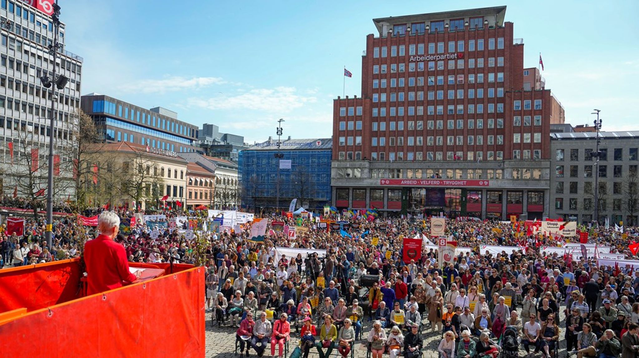 LO-leder Peggy Hessen Følsvik holdt tale på Youngstorget 1. mai i fjor. I år er det blant annet statsminister Jonas Gahr Støre som taler i Oslo på 1. mai. 