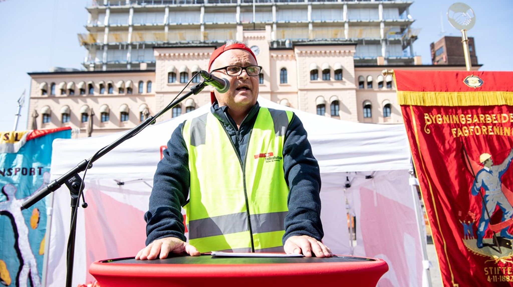 Jørn Eggum skulle vært hovedtaler på LO Fredrikstad sitt 1. mai-arrangement i år. Det blir han likevel ikke. Bildet er fra en streikemarkering på Youngstorget i 2023.