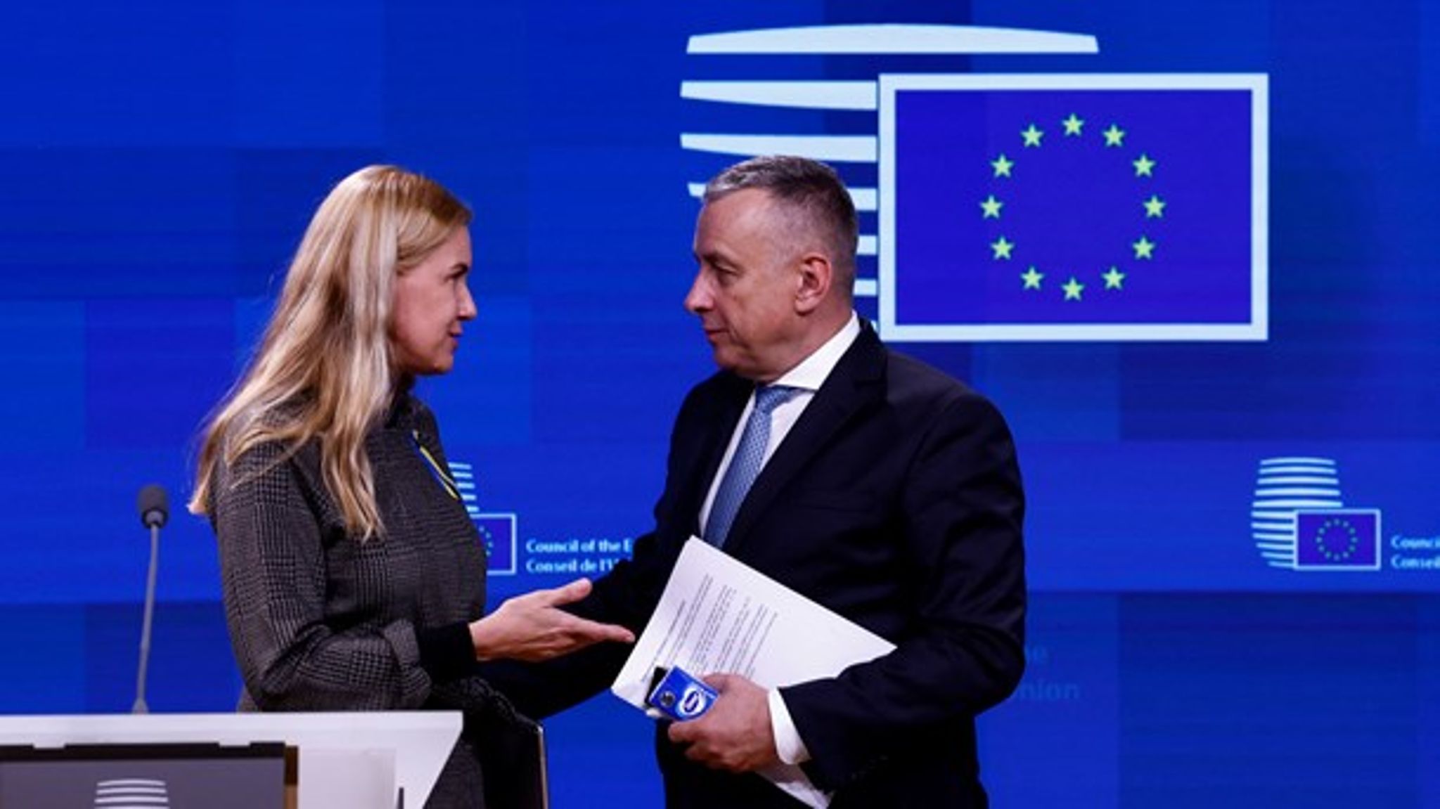 EU-Kommisjonen, her representert ved energikommissær Kadri Simson til venstre, kan fortsatt dra i nødbremsen om pristaket for gass sender gassen ut av Europa. Til høyre er Tsjekkias industriminister Jozef Sikela, som har formannskapet i EU frem til nyttår. 