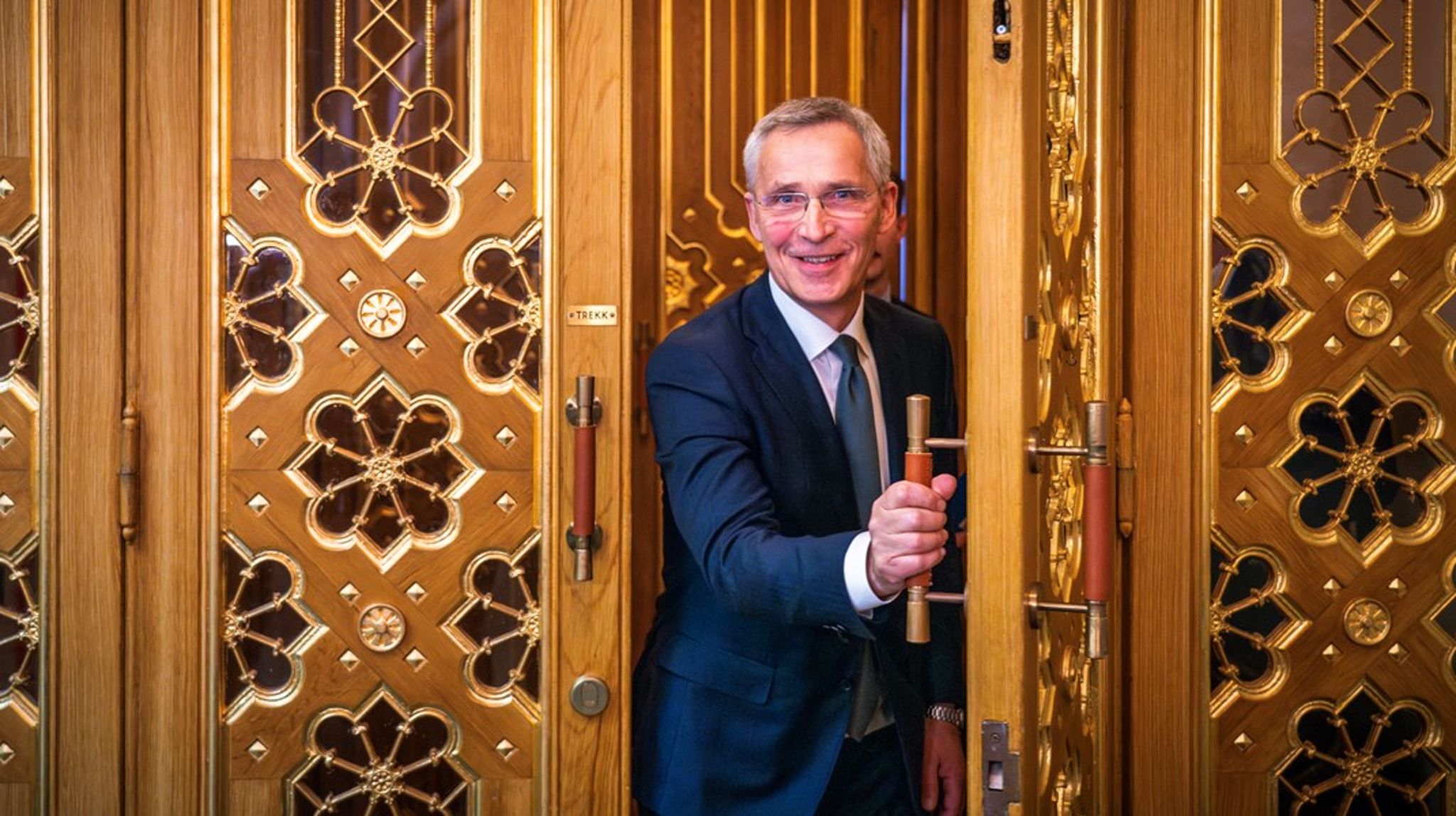 I fjor var det Trygve Salgsvold Vedum som la frem regjeringens reviderte nasjonalbudsjett. I år er det Jens Stoltenberg som har tatt over finansministerhatten og skal presentere forslaget. 