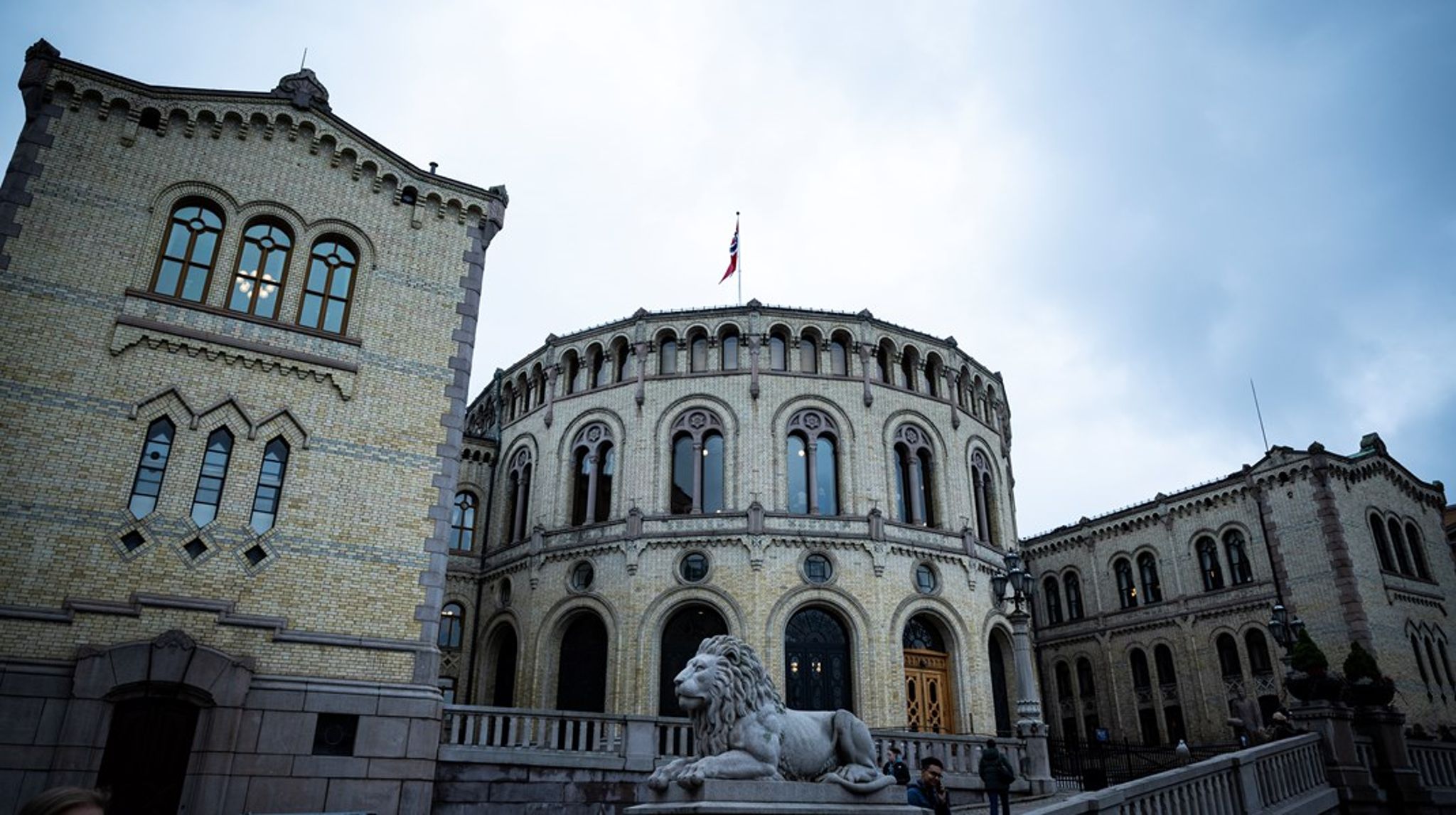 I dag kommer noen av de viktigste digitale løsningene Stortinget bruker fra Microsoft. Det kan være risikabelt dersom EU bestemmer seg for at informasjonsutveksjonsavtalen med USA ikke lenger er gyldig.