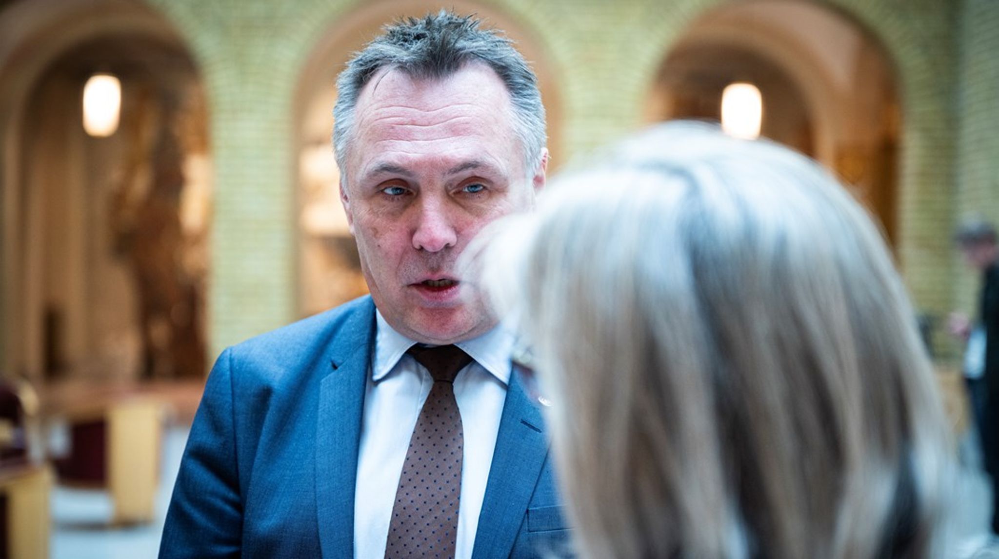 Forsvarsminister Tore O. Sandvik (Ap) har sendt svar til kontrollkomiteen på Stortinget.