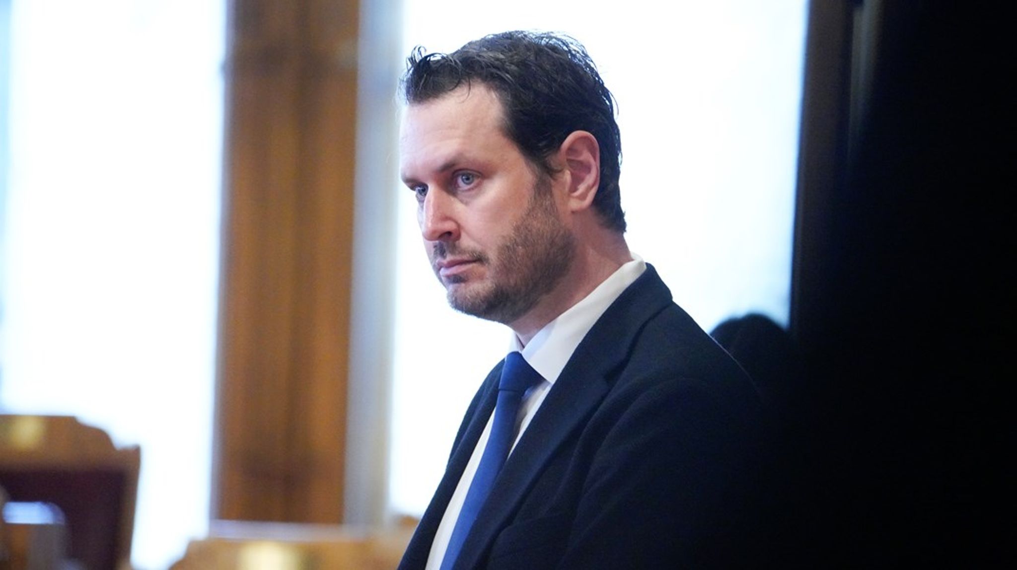 Stortinget endrer en viktig ordlyd i forvaltningsloven, som motstandere frykter kan svekke naturvernet ytterligere. Saksordfører Helge Andre Njåstad (Frp) er blant endringens støttespillere.