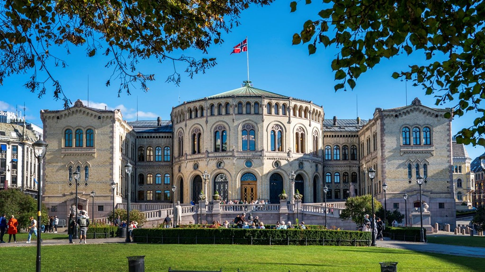 Når stortingsrepresentantene blir syke, har de en mye bedre sykelønnsordning enn det vanlige arbeidstakere har. Det har de bestemt selv, og fredag kommer flertallet til å stemme imot et forslag om å endre på det.