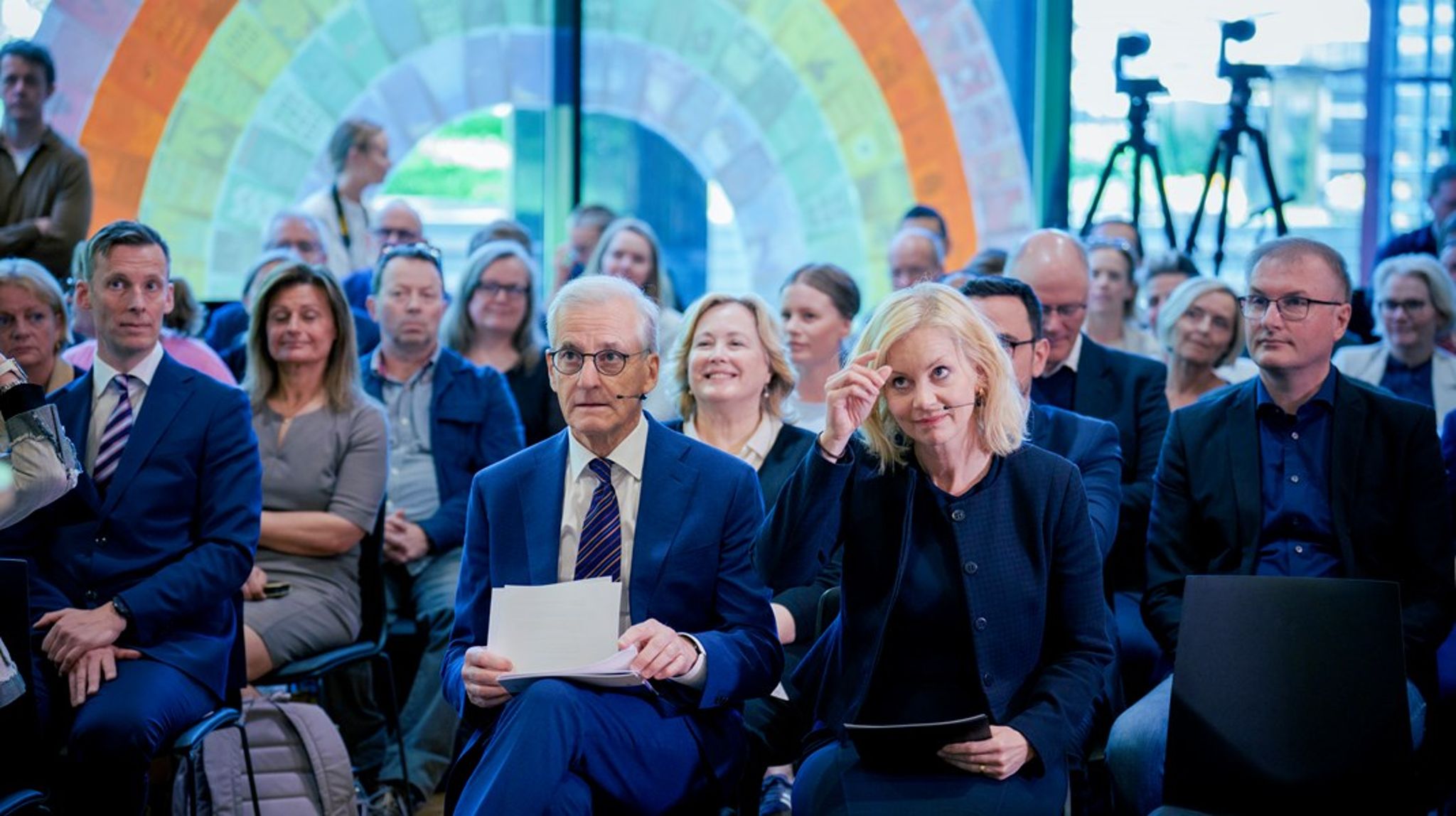 Statsminister Jonas Gahr Støre og forsknings- og høyere utdanningsminister Sigrun Aasland fordelte KI-milliarden på Universitetet i Oslo onsdag. 