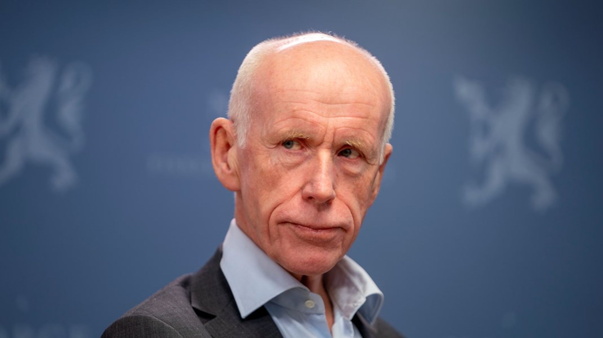 Per Sanderud har lang erfaring, både fra byråkratiet og som leder av en rekke offentlige utvalg. Her fra da han overleverte&nbsp;rapporten «Investeringskontroll – En åpen økonomi i en usikker tid» til daværende&nbsp;næringsminister Jan Christian Vestre tilbake i 2023.&nbsp;
