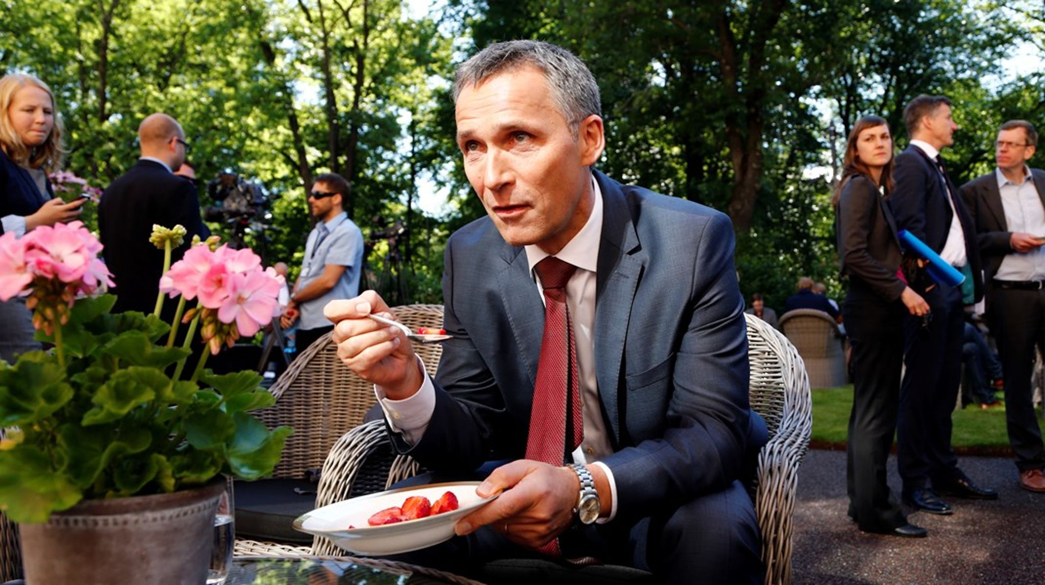 Det spises store mengder jordbær på partienes oppsummerende sommerpressekonferanser. Her daværende statsminister Jens Stoltenberg fra regjeringens halvårlige pressekonferanse i 2012.