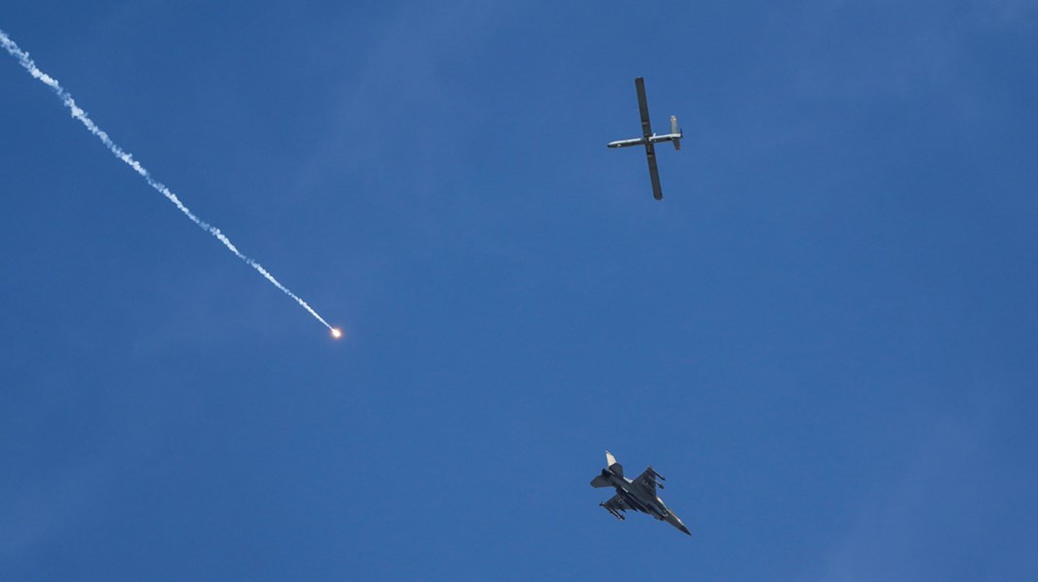 Et israelsk bombefly og en drone flyr over Gazastripen. Både Google, Amazon og Microsoft er anklaget for å hjelpe det israelske forsvaret å velge ut menneskelige mål ved hjelp av deres teknologi. 