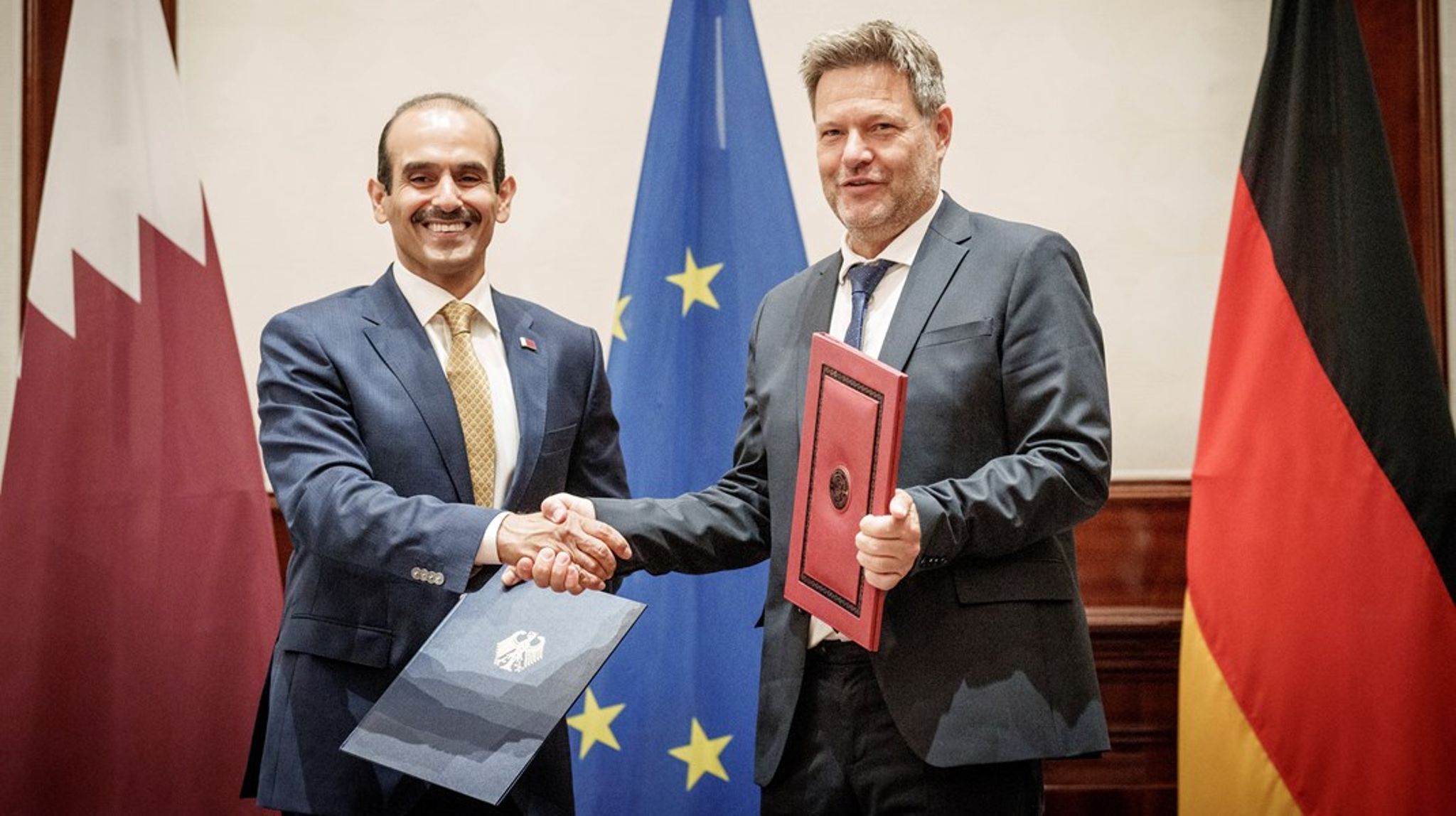 Den qatarske energiministeren Saad Sherida Al-Kaabi undertegnet i 2022 en energihandelsavtale med Tyskland. Landet har også langsiktige kontrakter med Frankrike, Italia, Belgia og Nederland.