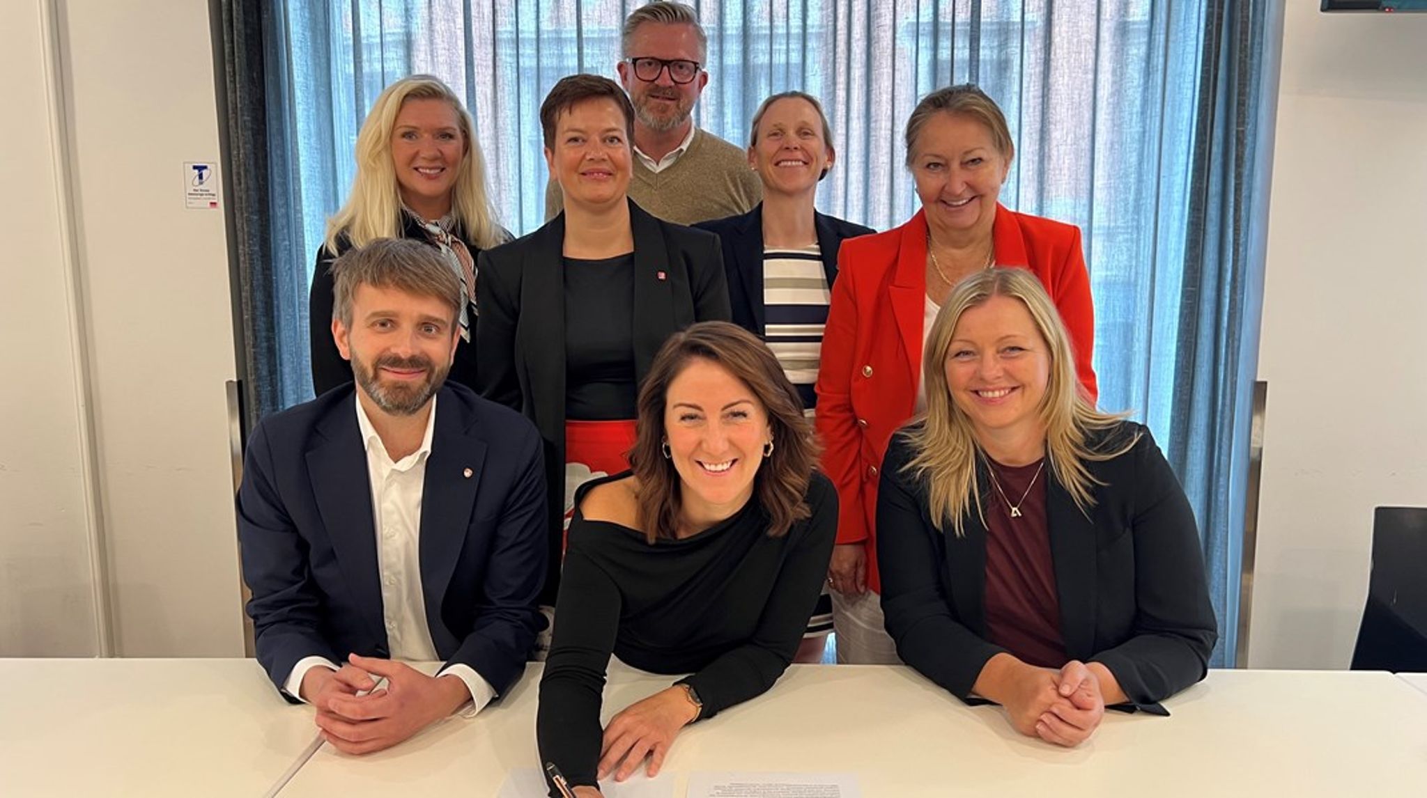 Helse- og omsorgsminister Jan Christian Vestre (Ap), arbeids- og inkluderingsminister Tonje Brenna (Ap), og Kommunal- og distriktsminister Kjersti Stenseng (Ap), har signert en intensjonsavtale for rekruttering til helse- og omsorgssektoren sammen med partene i arbeidslivet.