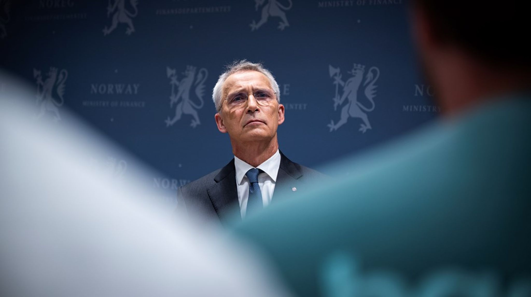 Finansminister Jens Stoltenberg (Ap) har frist til å svare Kontrollkomiteen om Oljefondets kontroversielle investeringer i israelske selskaper.