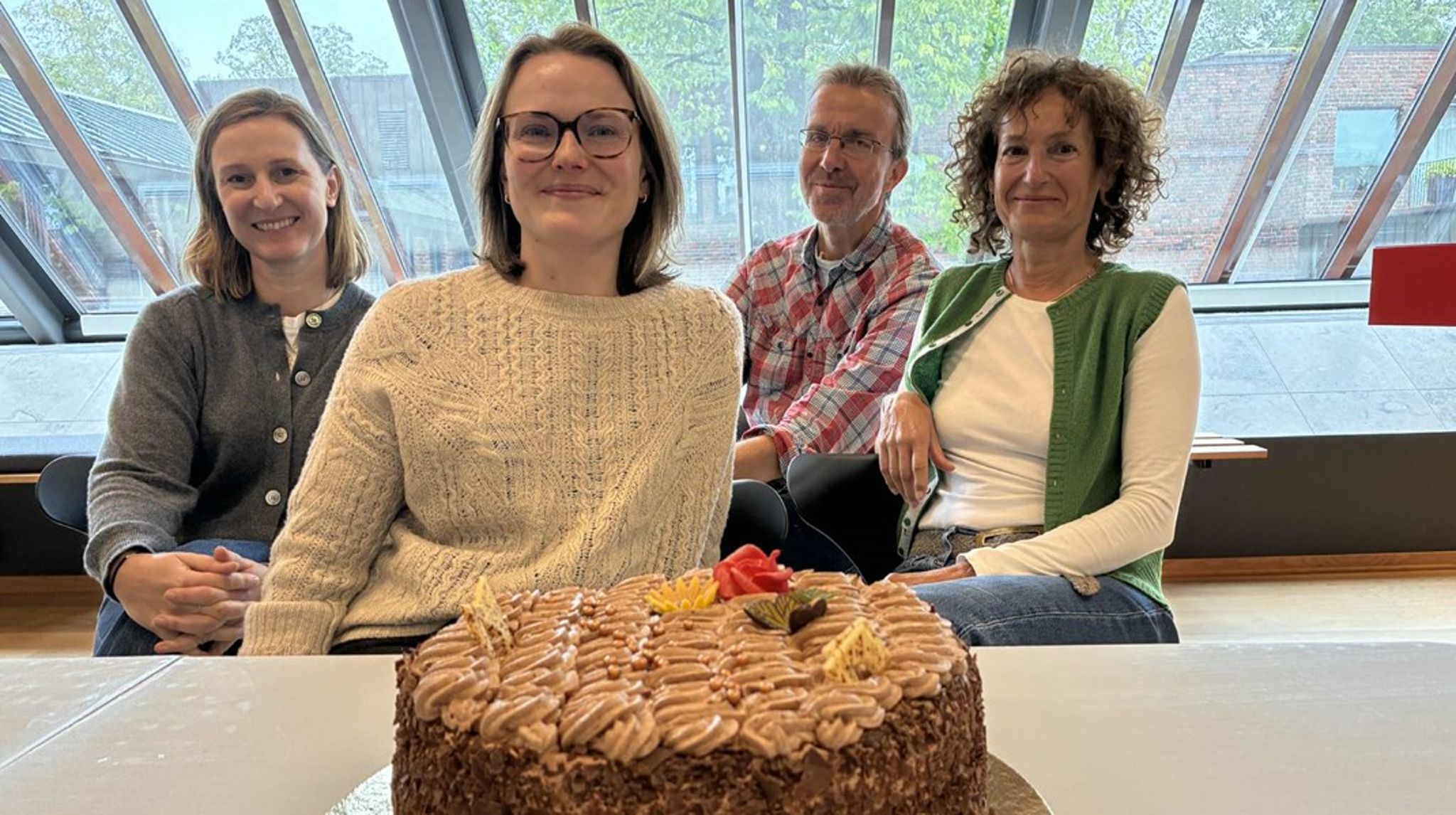 Kari Vea Salvanes feirer tildelingen sammen med kollegaene Miriam Evensen, Pål Schøne og Ines Hardoy.&nbsp;