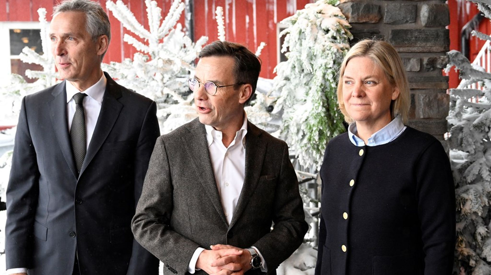 Under rikskonferansen Folk och Försvar kunngjorde Sveriges statsminister Ulf Kristersson (i midten) mandag at landet gjeninnfører sivilplikten. Sveriges oppbygging av totalforsvaret markerer et paradigmeskifte i landets forsvars- og sikkerhetspolitiske historie, og setter preg på årets utgave av den årlige rikskonferansen. Til høyre Sveriges tidligere statsminister Magdalena Andersson (Socialdemokraterna) og til venstre Natos generalsekretær Jens Stoltenberg, som også deltar på konferansen.