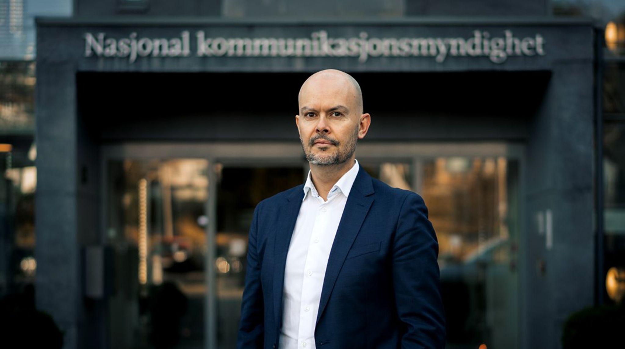 Nasjonal kommunikasjonsmyndighet og direktør John-Eivind Velure har fått ansvar for å koordinere arbeidet med KI-loven, men det er de sektorvise tilsynene som skal ha ansvar for å kontrollere KI som skal ut på markedet i de ulike sektorene.