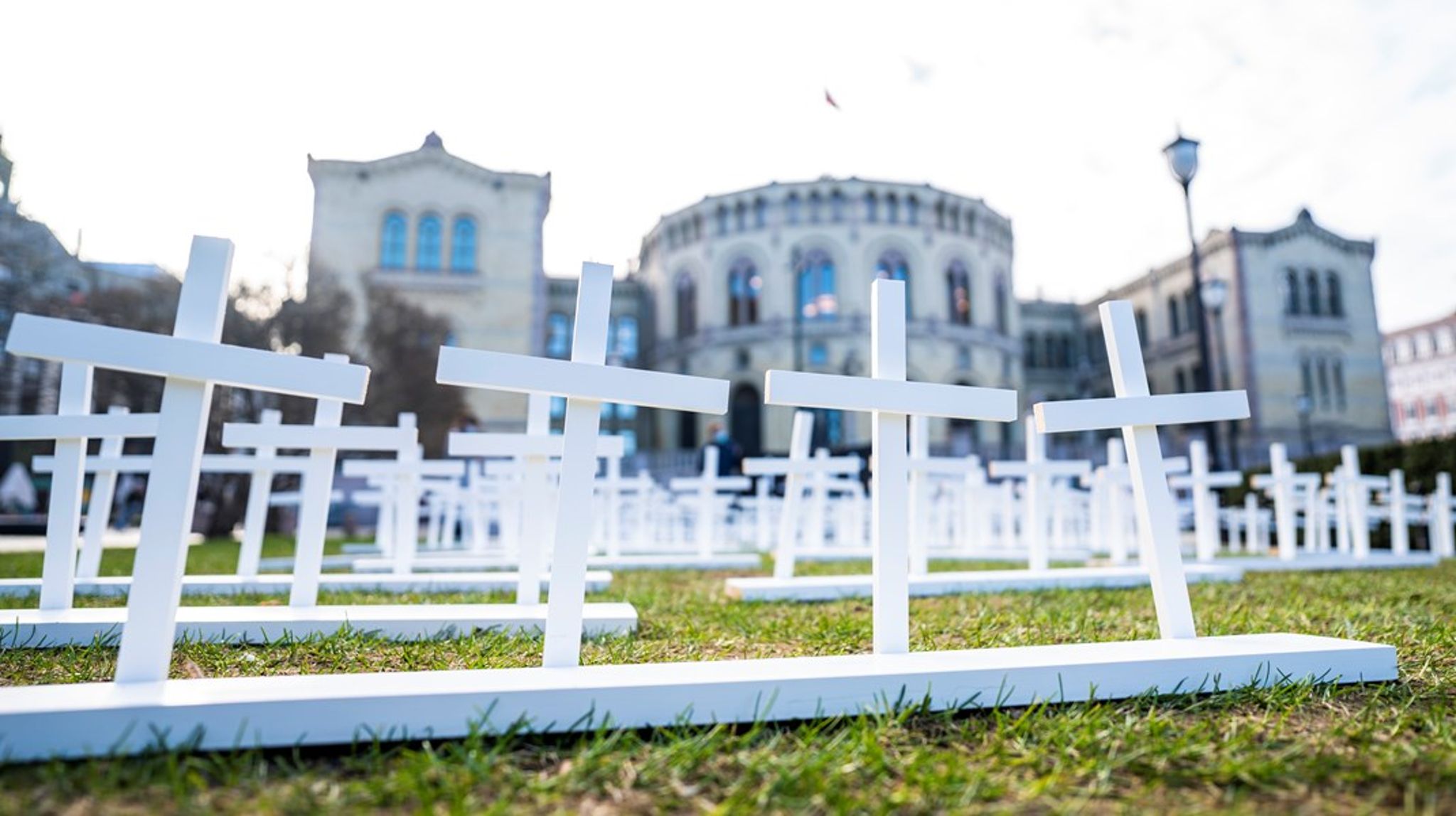 I 2021 aksjonerte Unge Venstre utenfor Stortinget ved å sette opp 260 hjemmesnekrede kors til minne om mennesker som hadde dødd av overdose. Venstre er ett av partiene som er for tilbud om gratis og anonym testing av rusmidler. Nå kan flere andre partier komme etter.