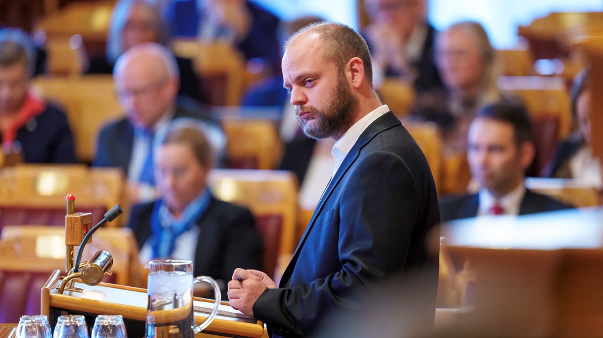 Mímir Kristjánsson mener Ap ikke har fortstått hvor sterke reaksjoner det ville bli på enkelte innstramminger i budsjettet, men han advarer likevel Sp-lederen mot å bruke for sterke ord.