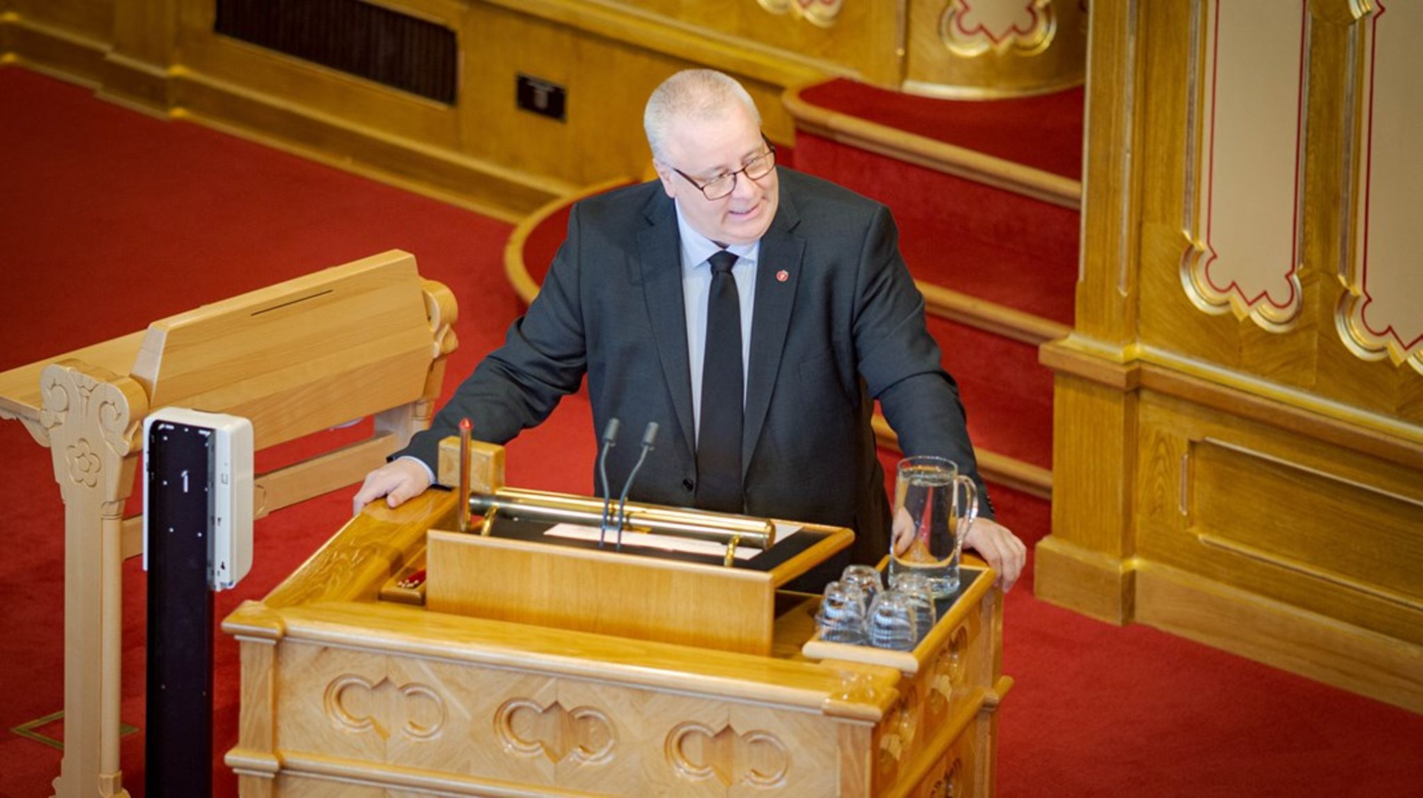 Hoksrud (Frp) har tidligere uttalt seg i debattinnlegg hos Altinget der han peker på kuttet av LIS1-stillinger for medisin studenter som en av hovedårsakene til den oppståtte fastlegekrisen. I sitt tilsvar til Cecilie Myrseths (Ap) innlegg, understreker han igjen viktigheten av utdanningsplassene og «regjeringens mangel på handlingskraft.»