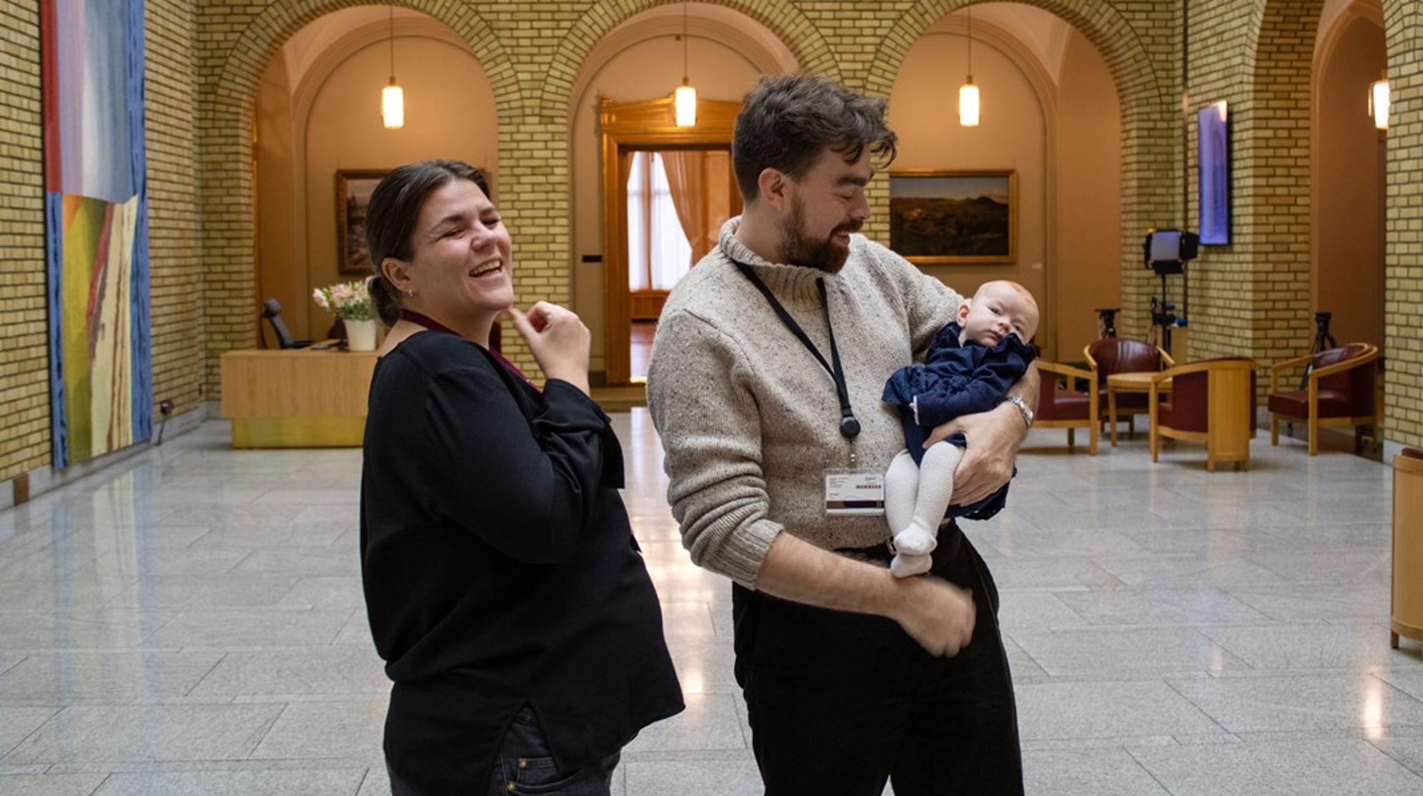 SVs Kommunikasjonsrådgiver Runa Røed og nybakt far, arbeids- og sosialpolitisk rådgiver Knut Rosmo. Resten av medlemmene i «Trill, Baby, Trill» har allerede gått ut i permisjon.