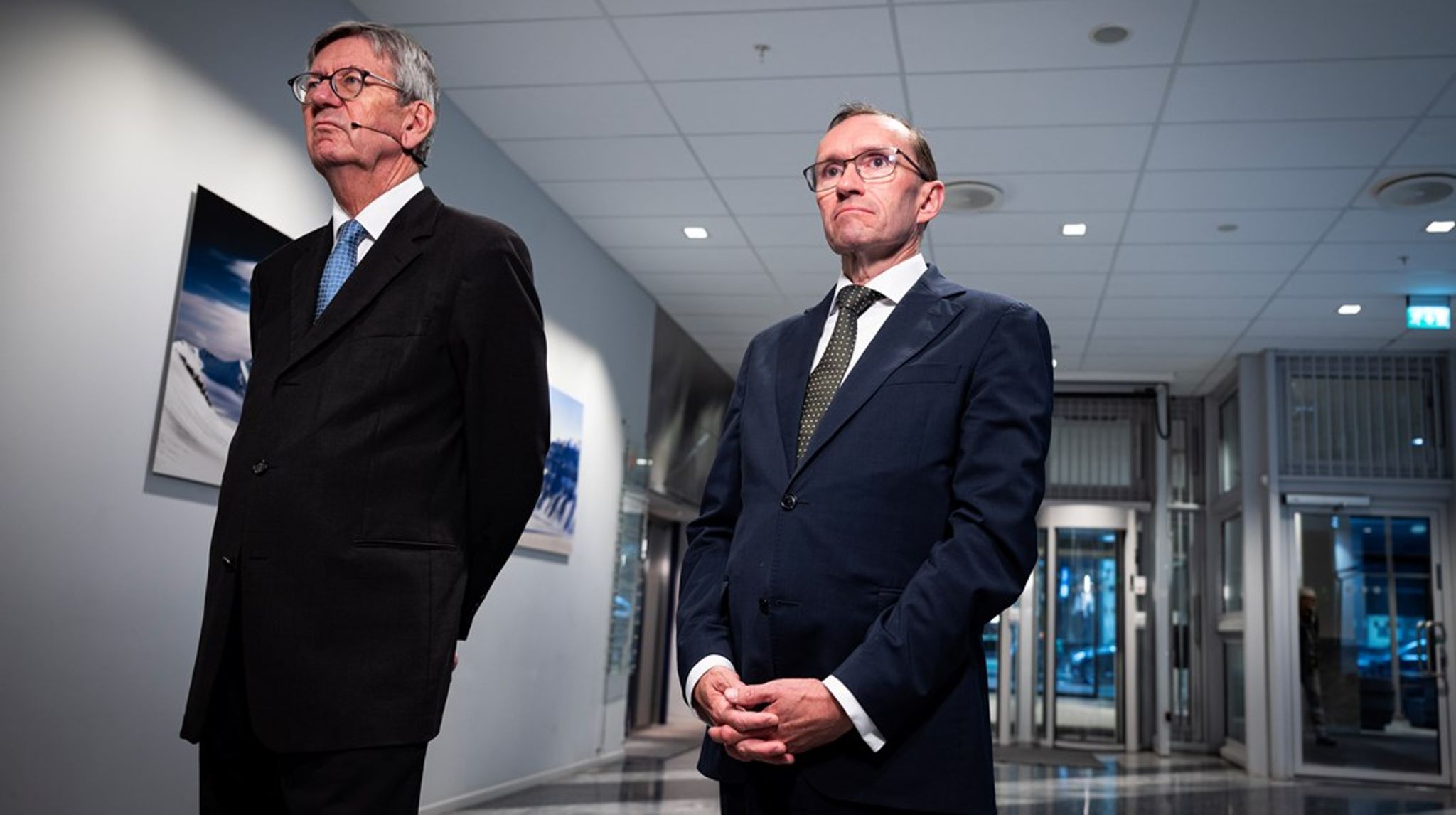 Utvalgsleder Bjørn Tore Godal og utenriksminister Espen Barth Eide (Ap) møttes under overleveringen av Afghanistan-utvalgets nye rapport.