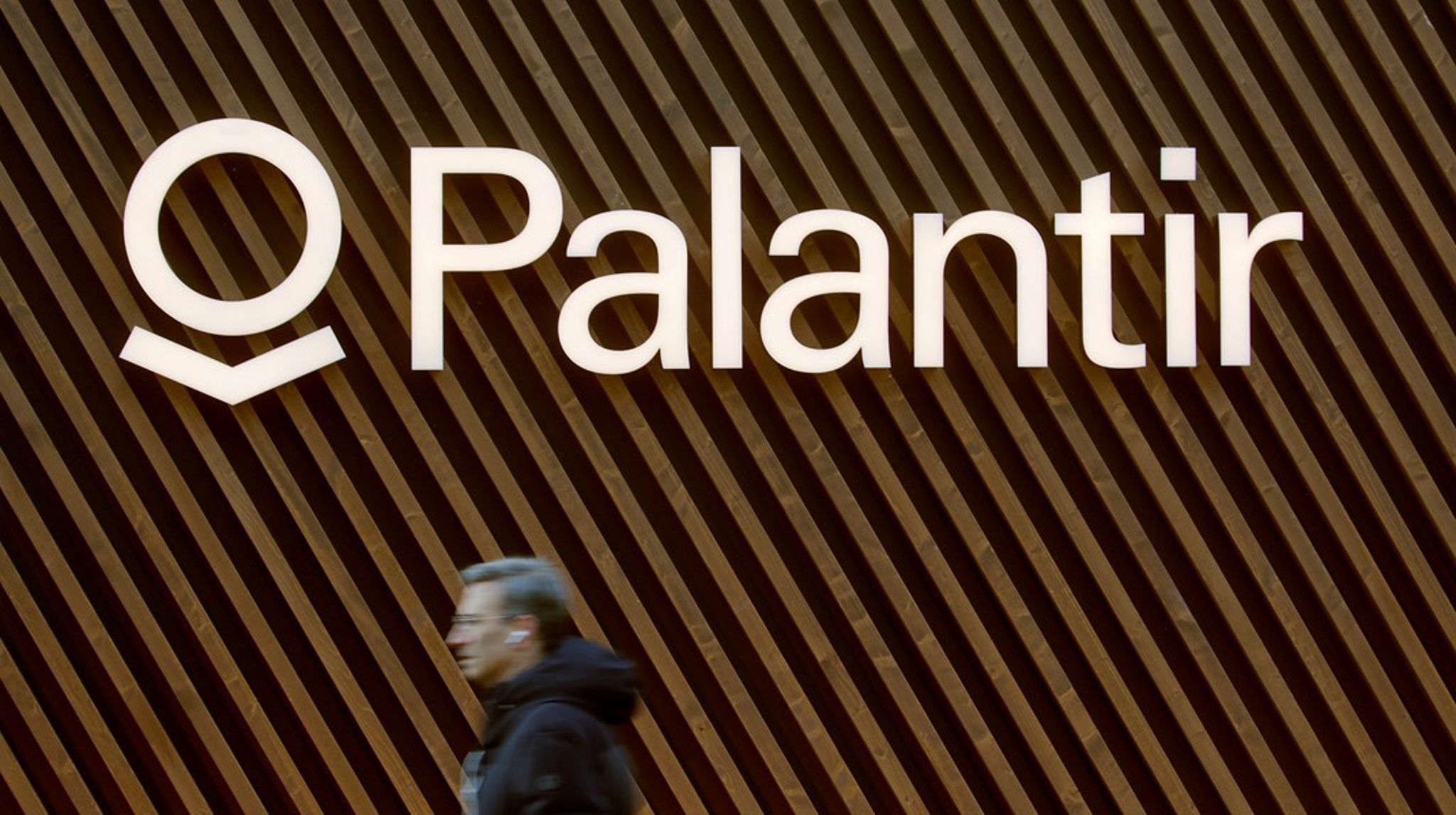 Palantir har møtt mye kritikk for sin teknologi og for eieren Alex Karps antidemokratiske&nbsp;standpunkt. Nå skal de møte den norske digitaliseringsministeren.&nbsp;
