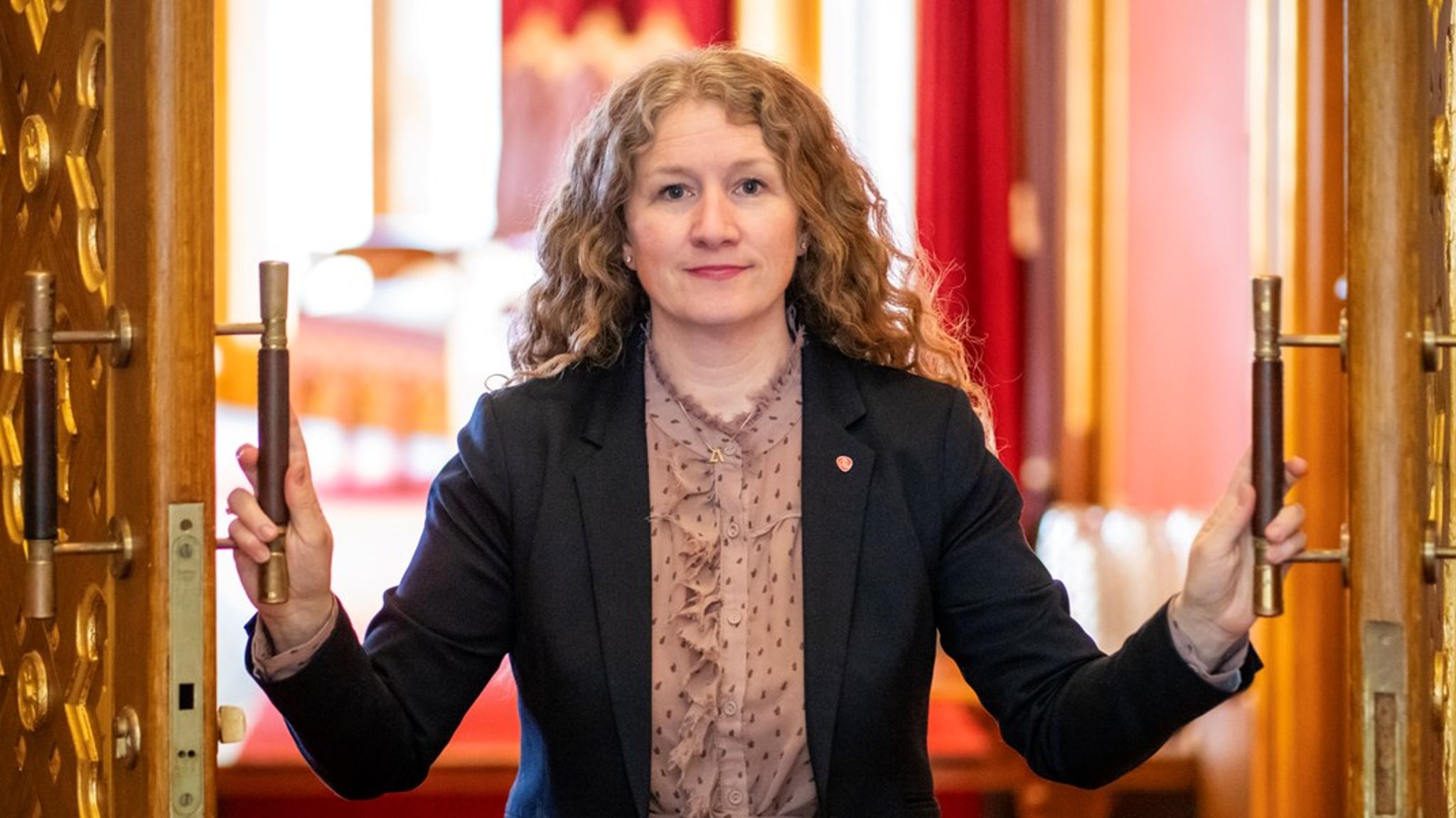 Hun har opparbeidet seg et ry som en god forhandler som klarer å forene sprikende krav og interesser. Denne uken skal Tuva Moflag i gang med det som kanskje blir hennes mest krevende forhandlingsutfordring – å få samlet Rødt, SV, Sp og MDG bak regjeringens budsjett.