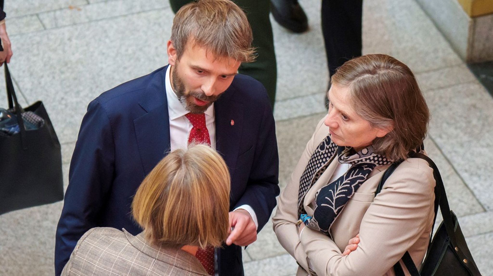 Helse- og omsorgsministeren skal denne uken til India, før en rekke andre oppdrag venter hjemme. Her i samtale med leder av helse- og omsorgskomiteen, Kjersti Toppe (Sp), og president i Legeforeningen Anne-Karin Rime, ved fremleggelsen av forslag til statsbudsjett 2026. 