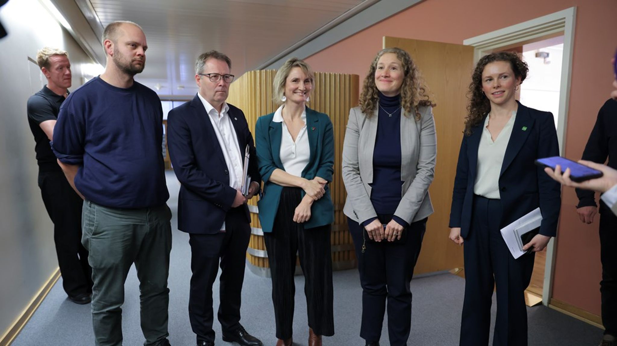 Mimir Kristjansson (Rødt), Bjørn Arild Gram (Sp), Marthe Hammer (SV), Tuva Moflag (Ap) og Ingrid Liland (MDG) etter første møte for en uke siden. Forhandlingene finner sted i Statsrådsalen på Stortinget.