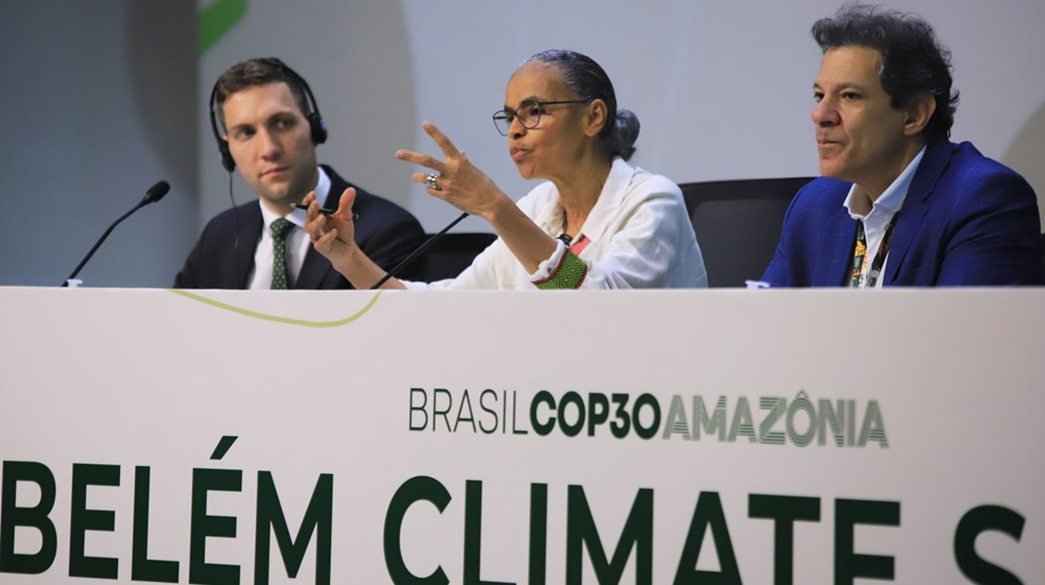 Klima- og miljøminister Andreas Bjelland Eriksen har vært 20 dager i Brasil. Her sammen med landets klimaminister Marina Silva (i midten) og landets økonomiminister Fernando Haddad (til høyre).