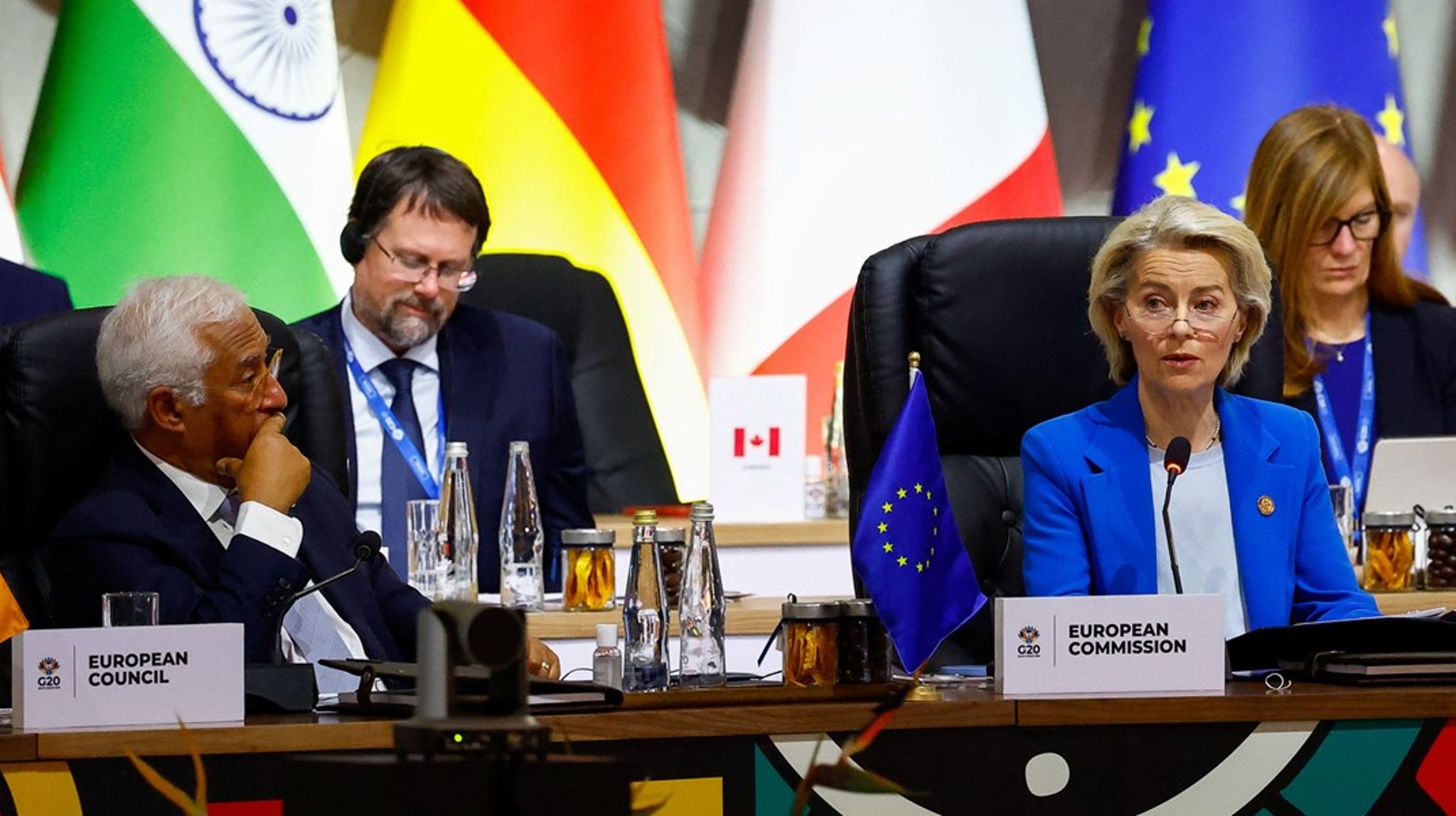 Under helgens G20‑toppmøte i Johannesburg, Sør‑Afrika, uttalte EUs ledere — rådsformann Antonio Costa og kommisjonspresident Ursula von der Leyen — at Europa ikke er tilfreds med det siste amerikansk‑russiske planforslaget for en avslutning av krigen i Ukraina. Mandag diskuterer alle de 27 EU‑landenes ledere situasjonen, når de møtes med Den Afrikanske Union (AU) i Angola.