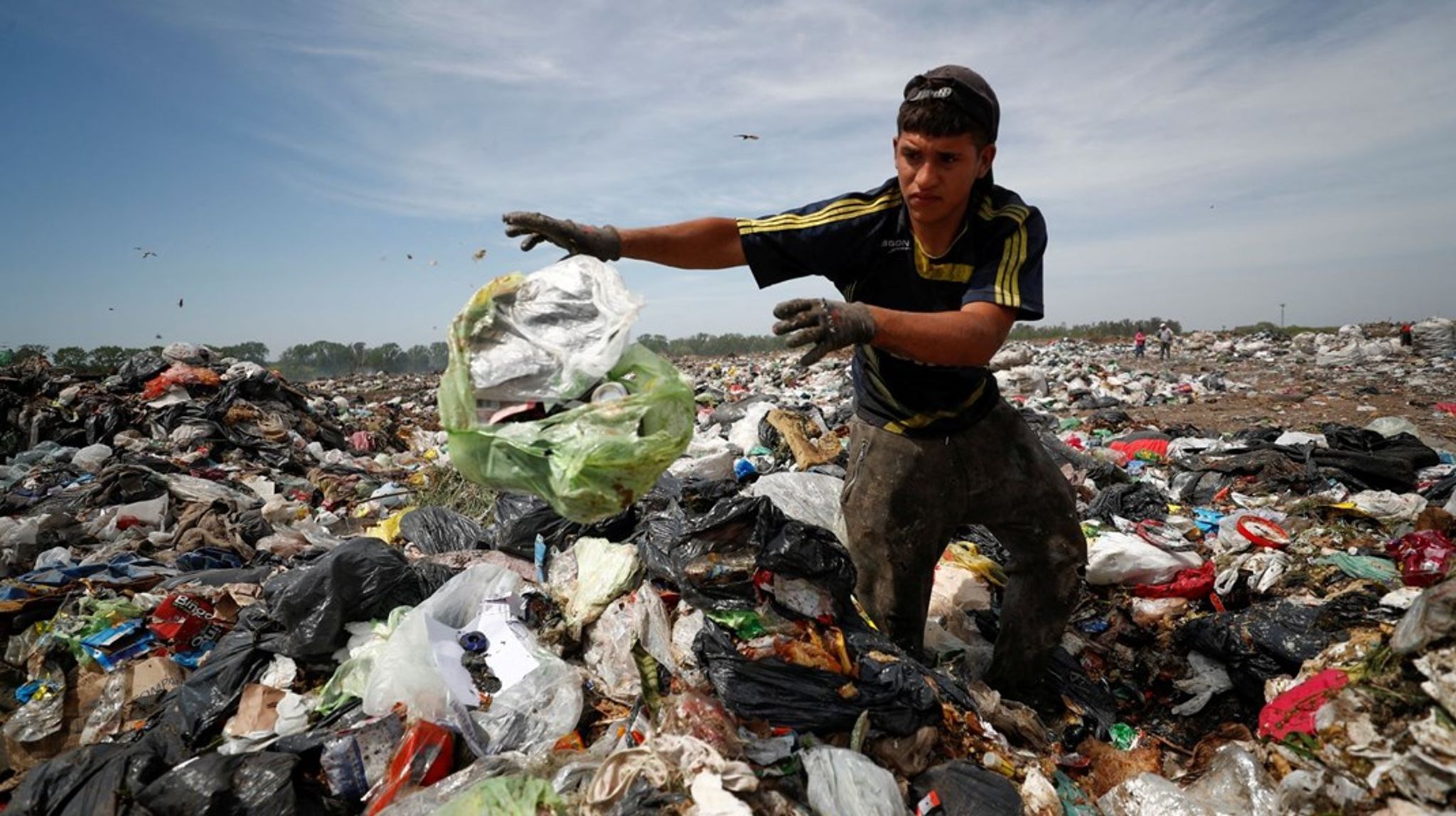 Diego (19) jobber 12-timers skift med å lete gjennom søppel etter papp, plast eller metall han kan selge. Han er en av mange som rammes av at hjemlandet hans, Argentina, er blitt rammet av inflasjon på opp mot 100 prosent.