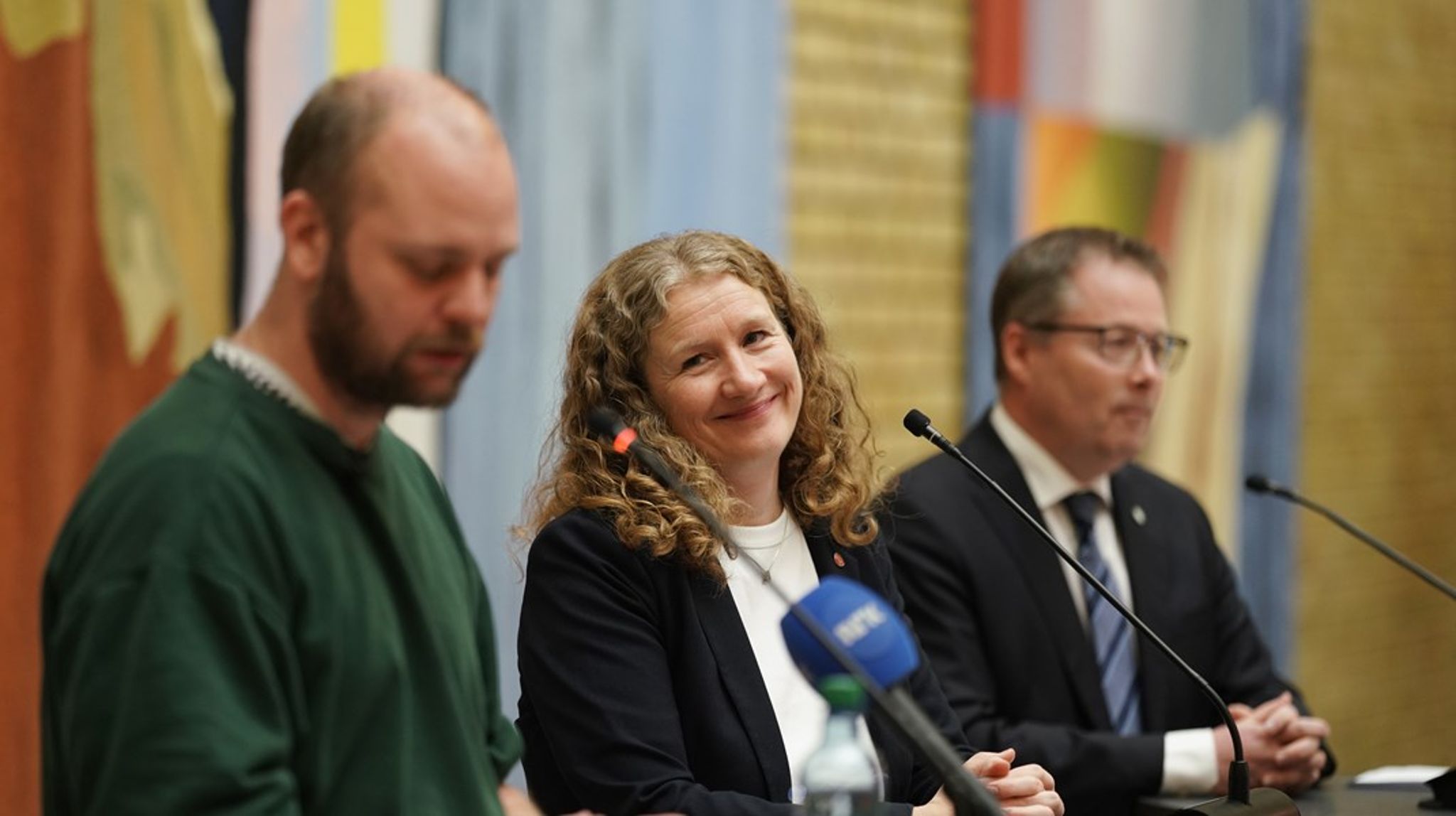 Tuva Moflag, Mimir Kristjansson og Bjørn Arild Gram fortalte at de hadde blitt enige om en budsjettavtale på en pressekonferanse lørdag kveld.