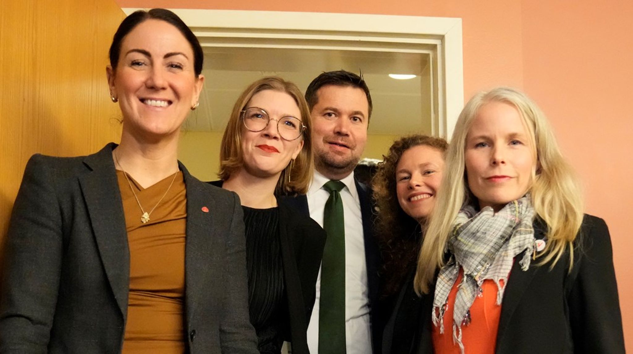 Like før klokken to natt til onsdag kom det fem slitne forhandlere ut av Tonje Brennas kontor på Stortinget. Hun ledet innspurten av de nye forhandlingene, og hadde med seg Kirsti Bergstø (SV), Ingrid Liland (MDG), Marie Sneve Martinussen (R) og Geir Pollestad (Sp).&nbsp;