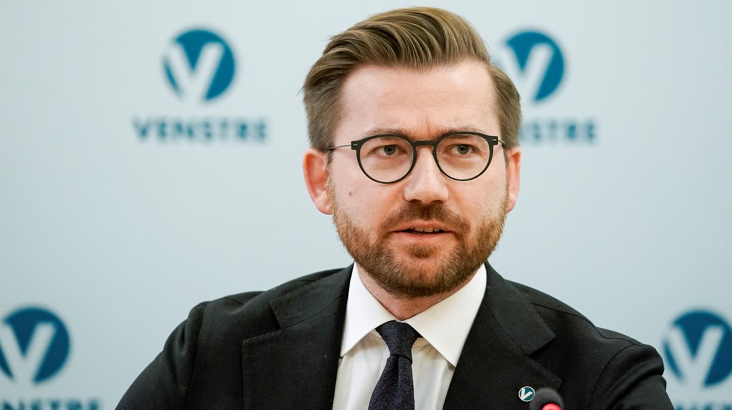 Sveinung Rotevatn blir ikke å se med Venstre-logo bak seg lenger. Nå blir han daglig leder i Bellona.