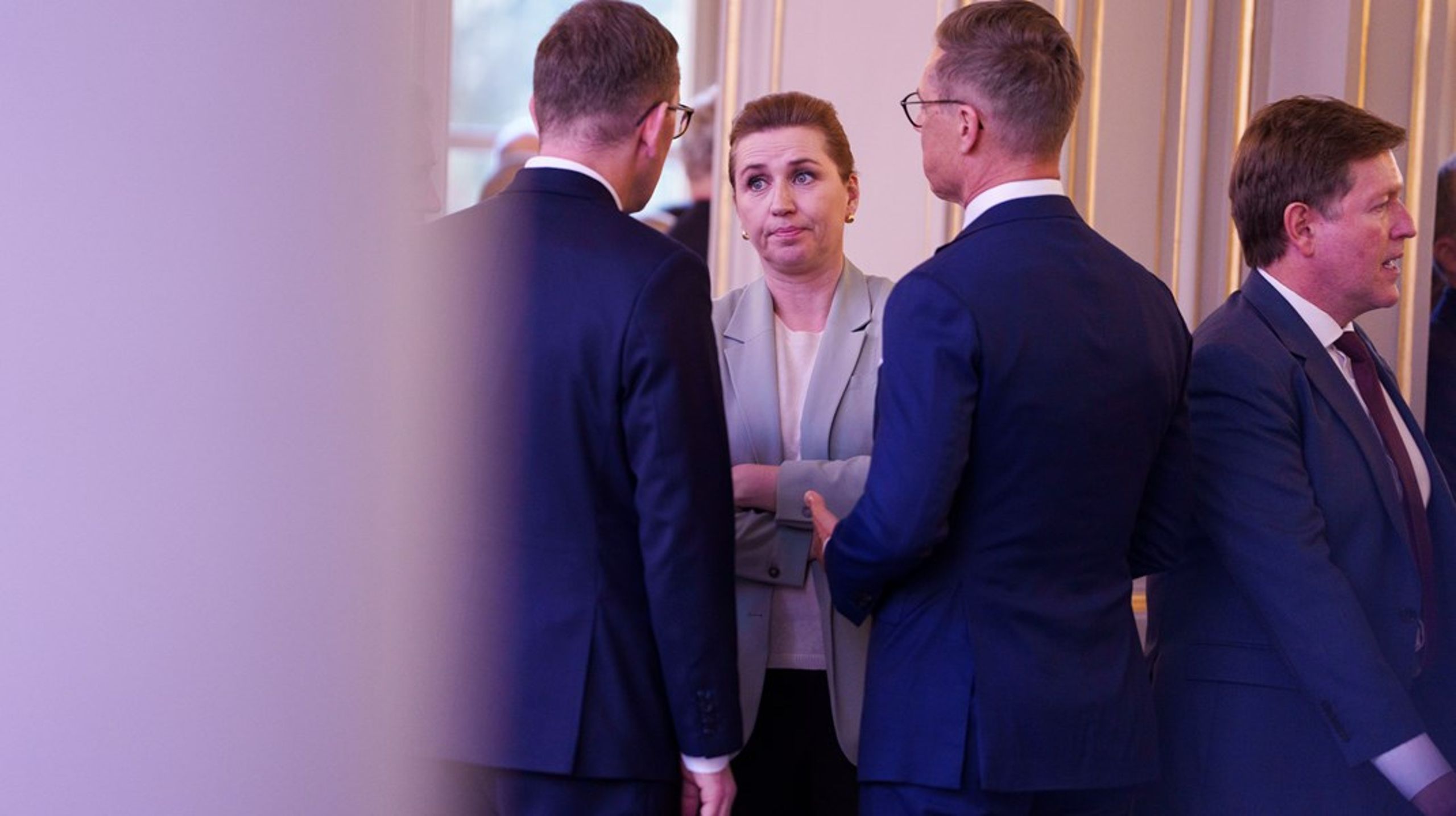 Danskenes statsminister Mette Frederiksen&nbsp;fikk støtte fra lederne i de største europeiske landene da hun ankom et toppmøte om Ukraina i Paris tirsdag. Men de fleste er tilbakeholdne med å kritisere president Trump i en tid hvor det er avgjørende for Europa å få amerikanske sikkerhetsgarantier for Ukraina.&nbsp;