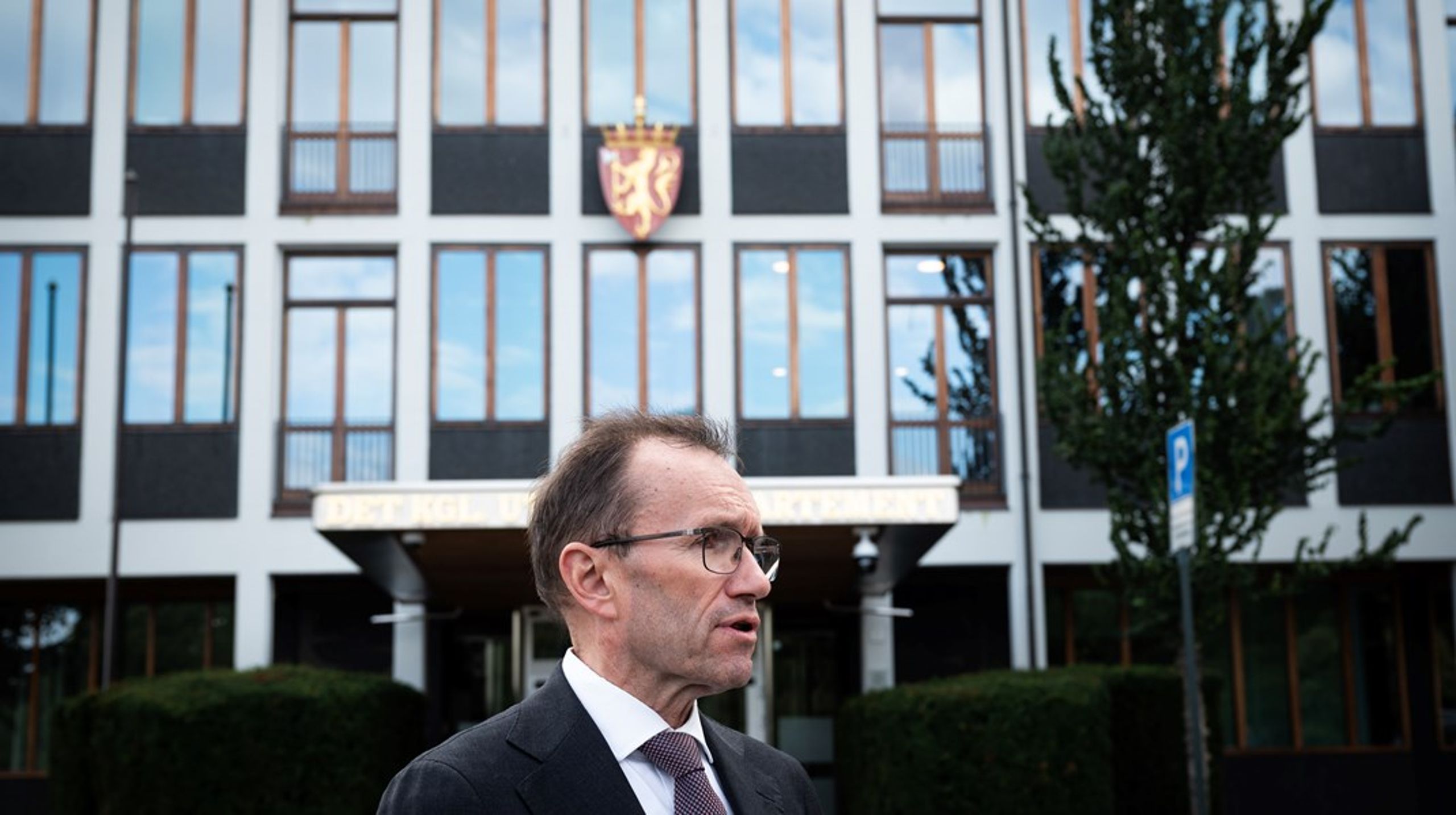 Utenriksminister Espen Barth Eide (Ap) foran Utenriksdepartementet, som nå leter etter nye admiranter.