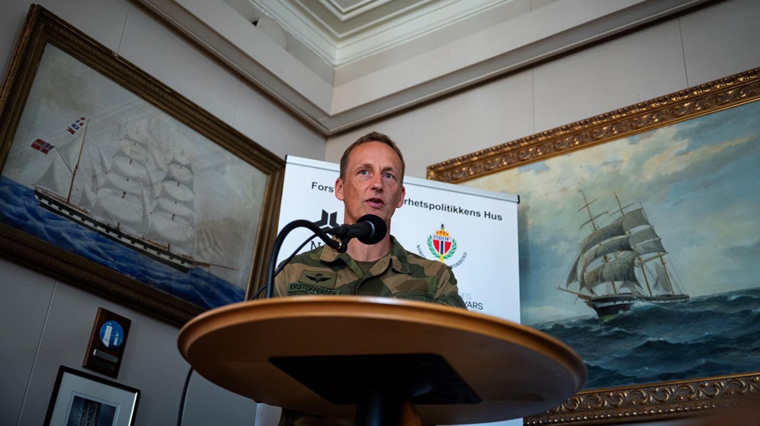 Forsvarssjef Eirik Kristoffersen holder foredrag på Oslo Militære Samfund.