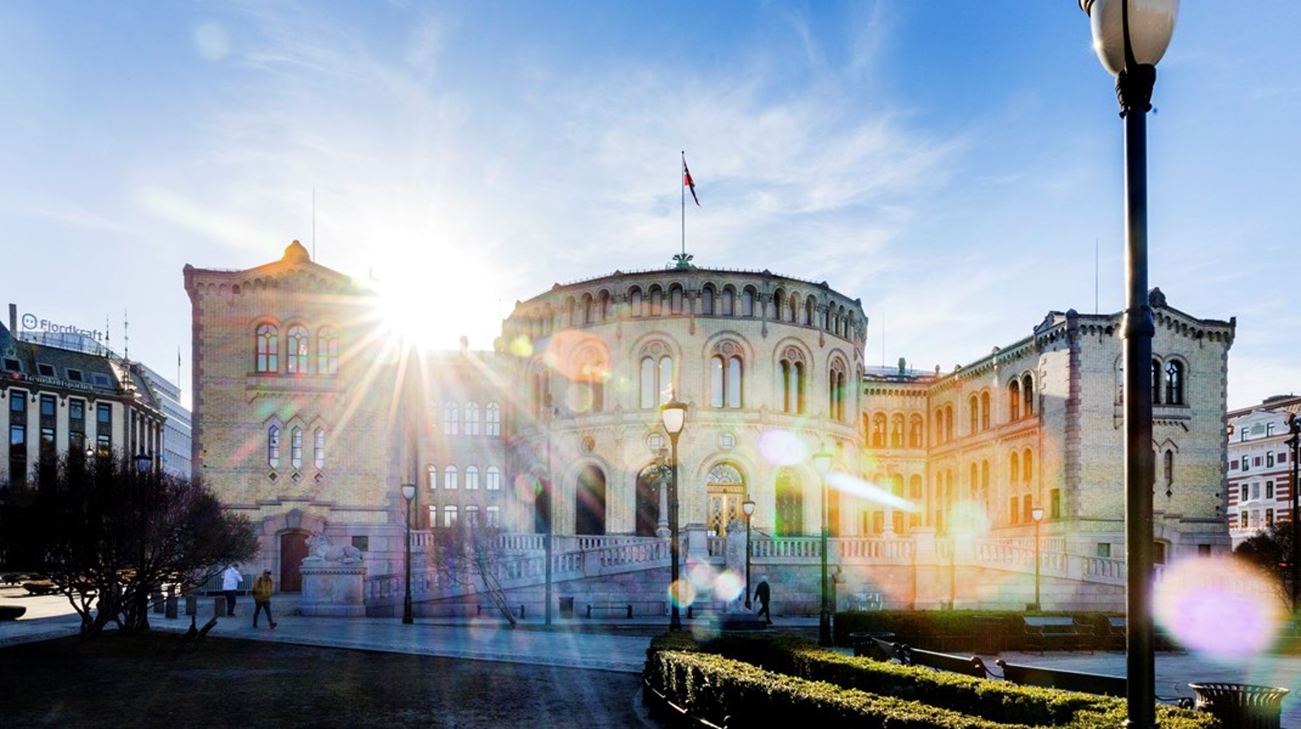 Stortingsbygningen i vårsol.