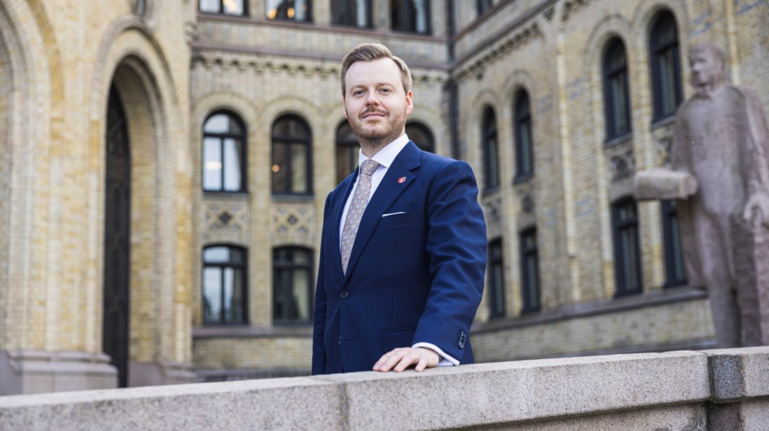 Frps helsepolitiske talsperson, Kristian Eilertsen, mener private helseaktørers plikt til å rapportere om aktiviteten bare vil føre til økt byråkrati, og nærmest er en felle for å gjøre tilbudene deres dyrere.