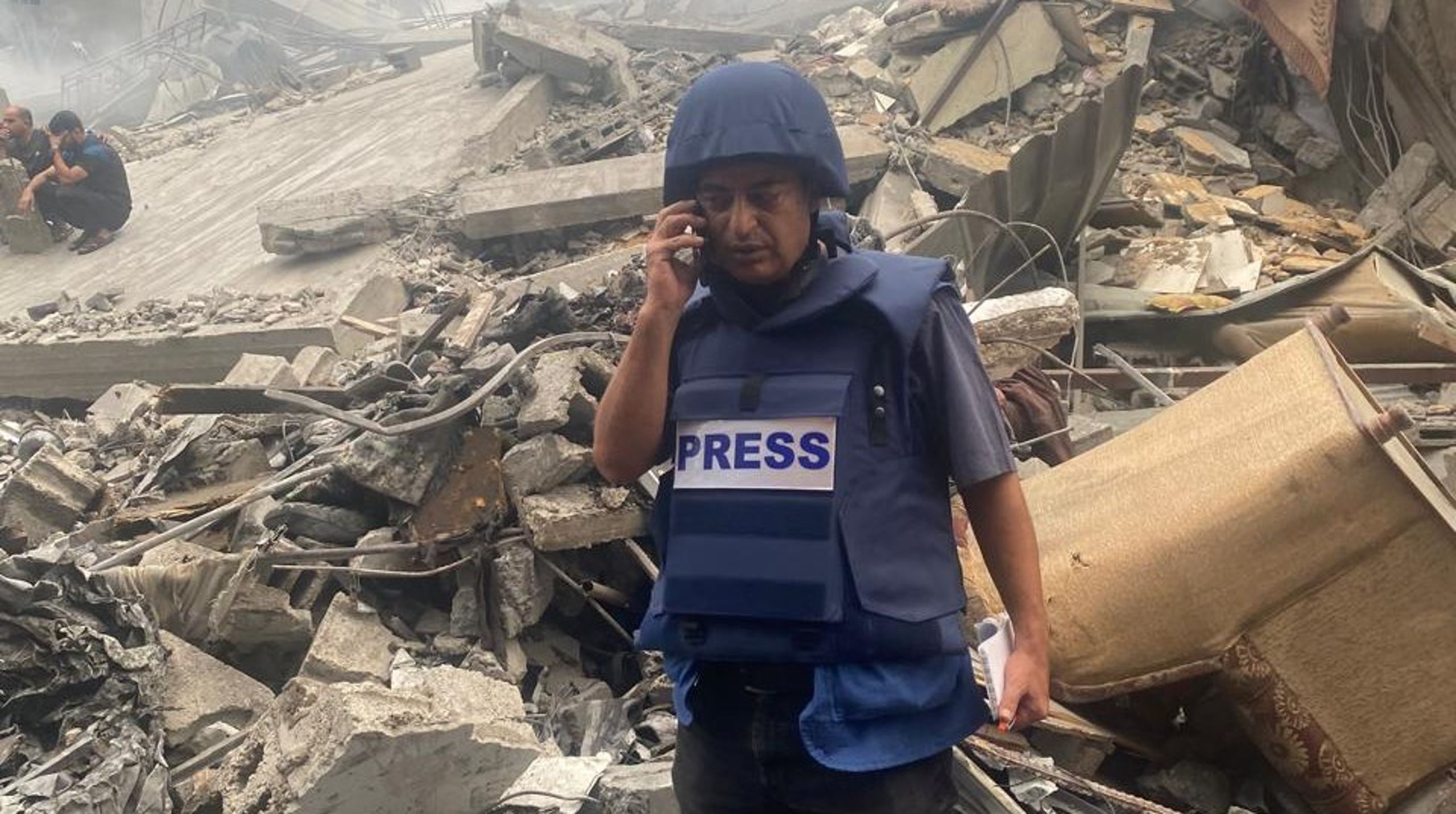 Prisvinner Sami Abu Salem på jobb etter et bombeangrep i Gaza.