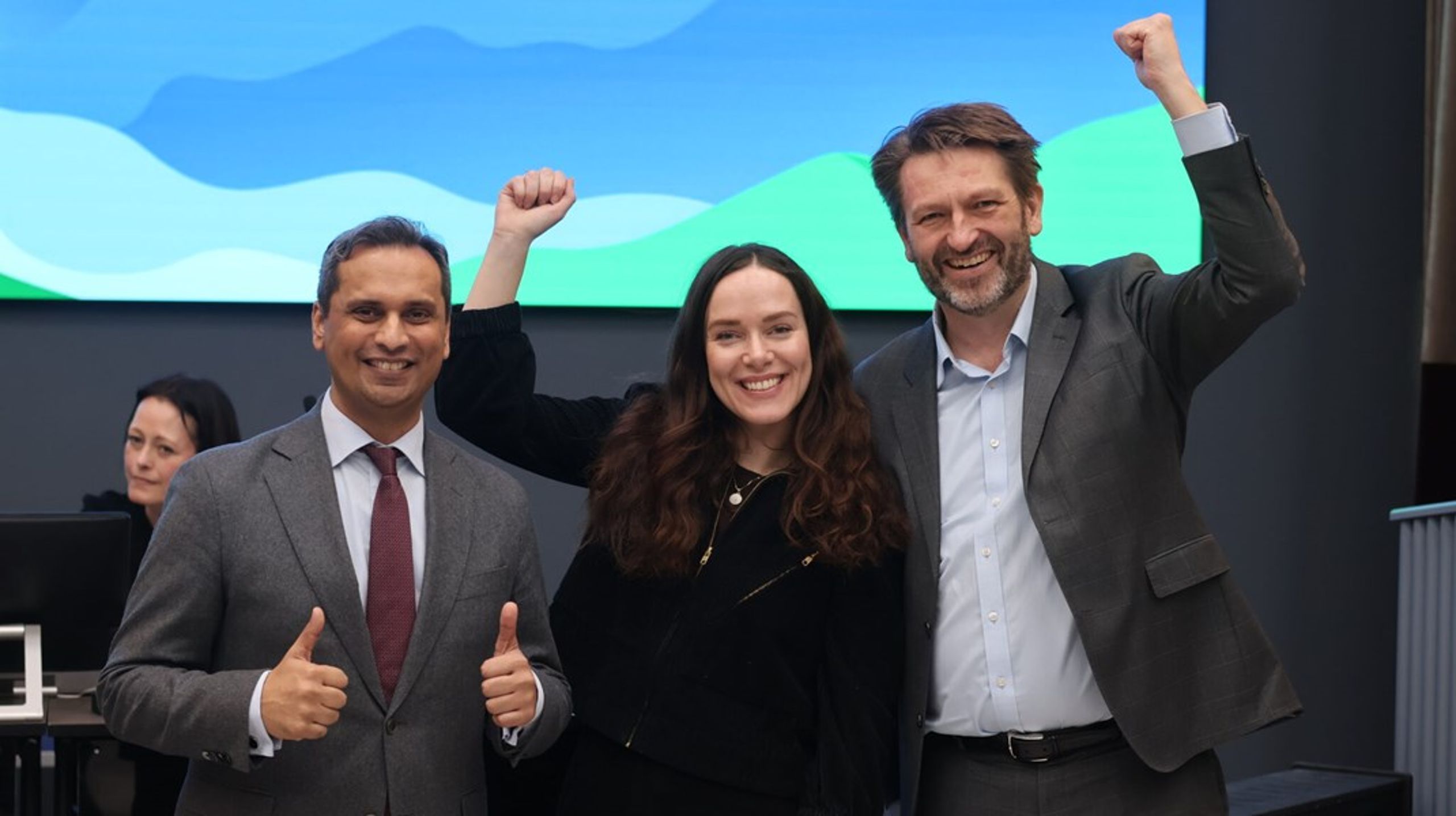 Mudassar Kapur og Ingeborg Tennes ble gjenvalgt som leder og nestleder for Oslo Høyre i helga. Her sammen med byrådsleder Eirik Lae Solberg.