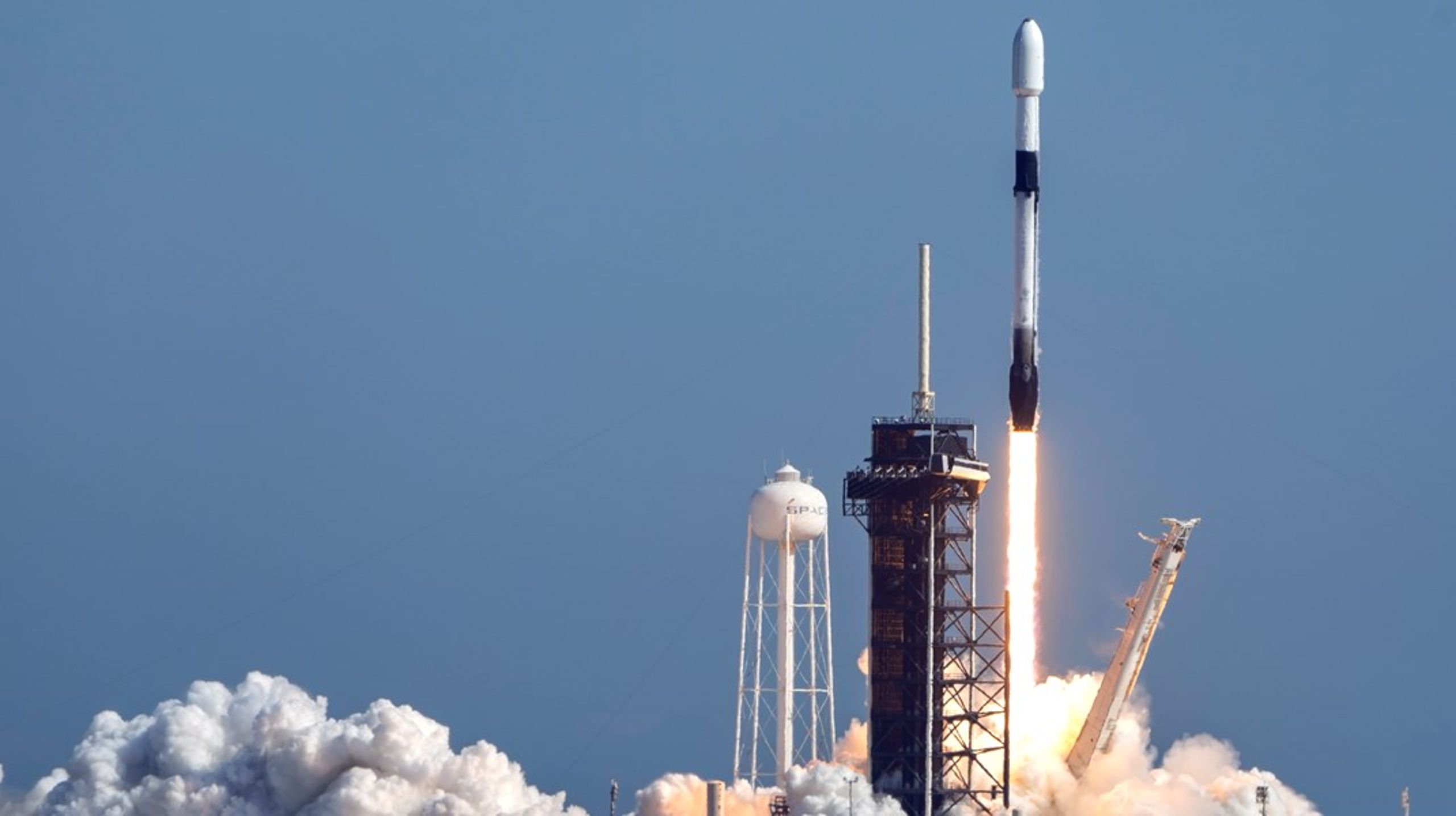 To av tre satellitter som går i bane rundt jorden i dag, eies av Elon Musks SpaceX. På fem år har antall satellitter i bane økt fra 4000 til 14.000. Mye av øknignen kommer fra kommersielle aktører.&nbsp;