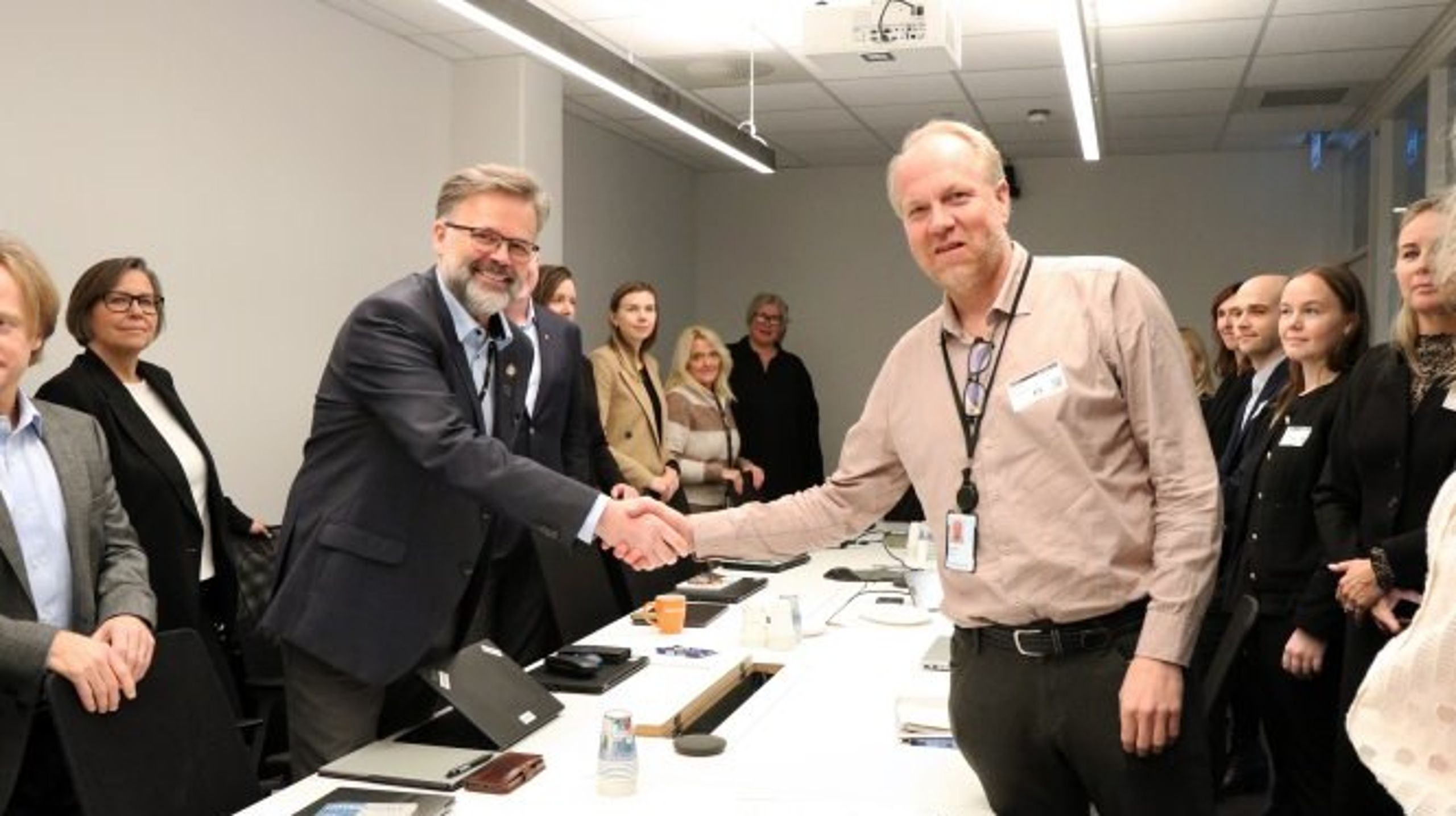Forhandlingsdirektør Jon Claudi (t.h.) tar forhandlingsleder for YS,&nbsp;Eirik Bornø, i hånden etter de nylig fullførte hovedavtaleforhandlingen mellom NHO og YS.&nbsp;